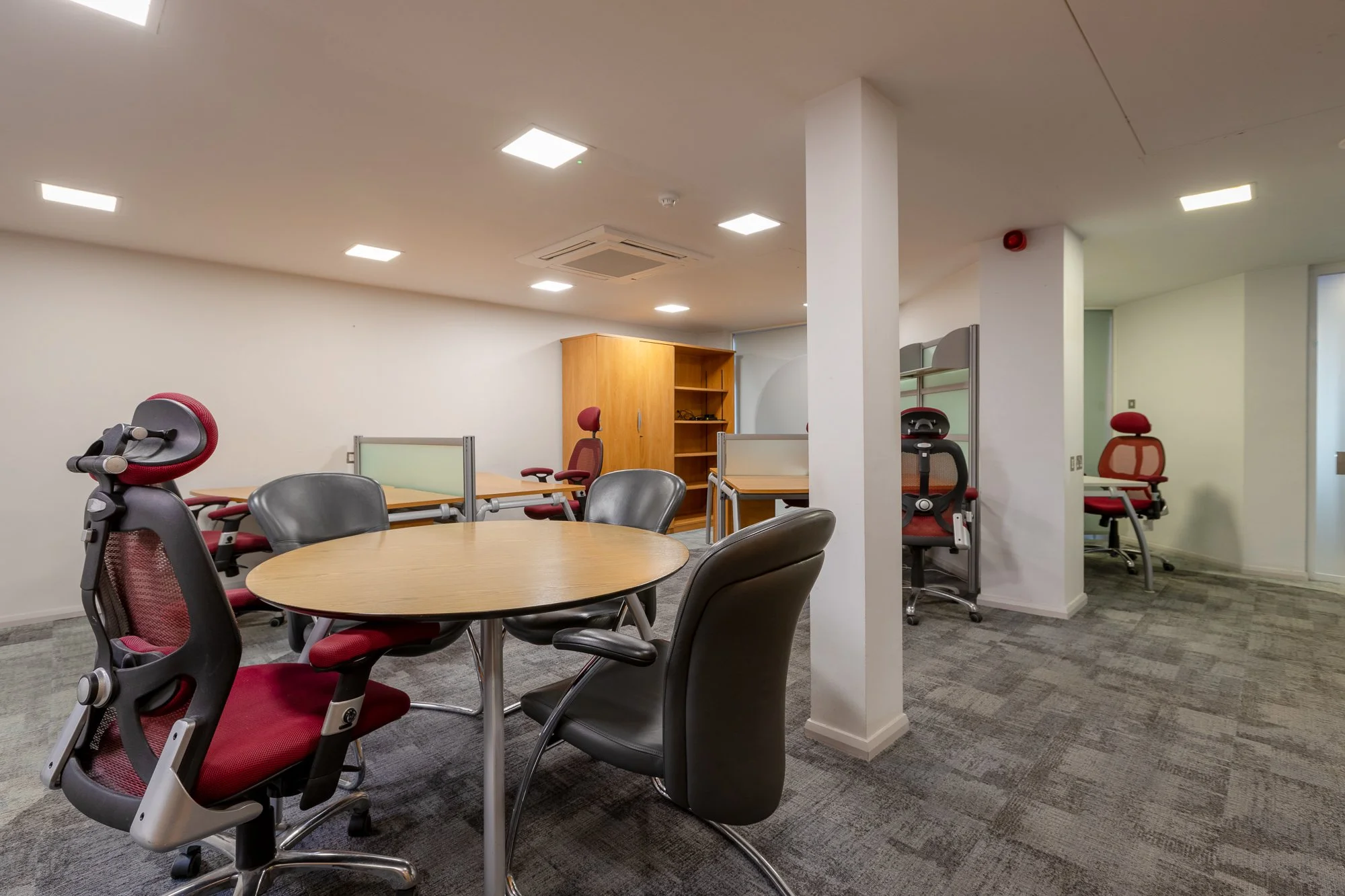 5 Desk Cluster Office