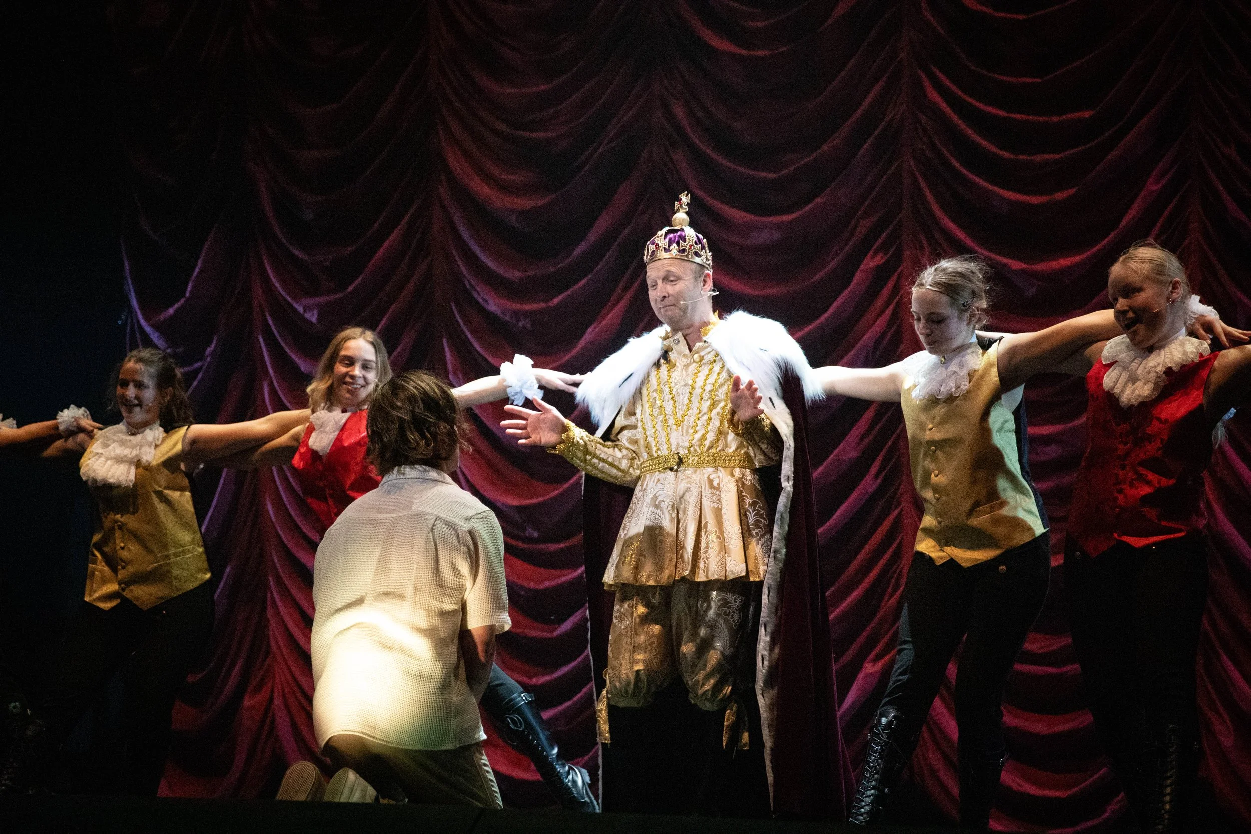 Performers on stage with DPA 4466 Headset