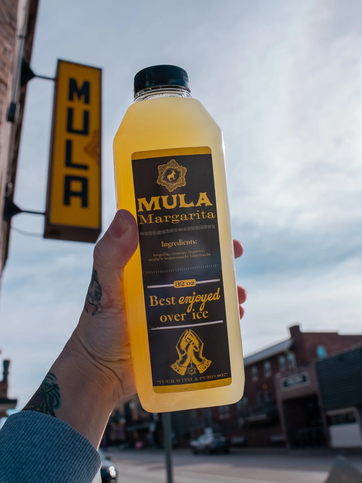 To-go margs are live for the Super Bowl! 

🍋&zwj;🟩 Contains 5 margaritas 
🍋&zwj;🟩 $45 (happy hour pricing)
🍋&zwj;🟩 Best enjoyed over ice 

Order online and pickup in-store today!