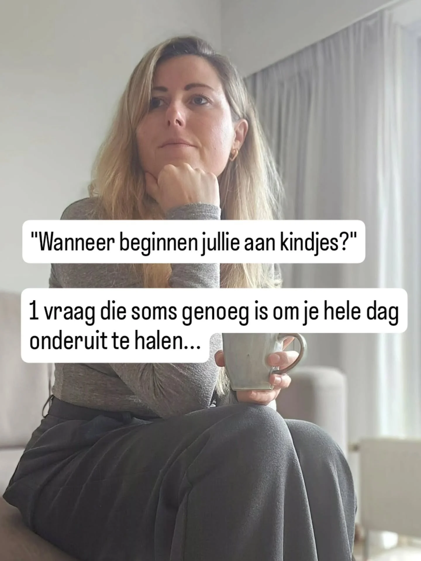 &ldquo;Niemand ziet de tranen die je wegslikt
na die ene &lsquo;onschuldige&rsquo; vraag." 

We stellen deze vraag vaak vanuit interesse, spontaniteit of enthousiasme.
En meestal bedoelen mensen het ook &eacute;cht goed. 

Maar wat we vaak verge