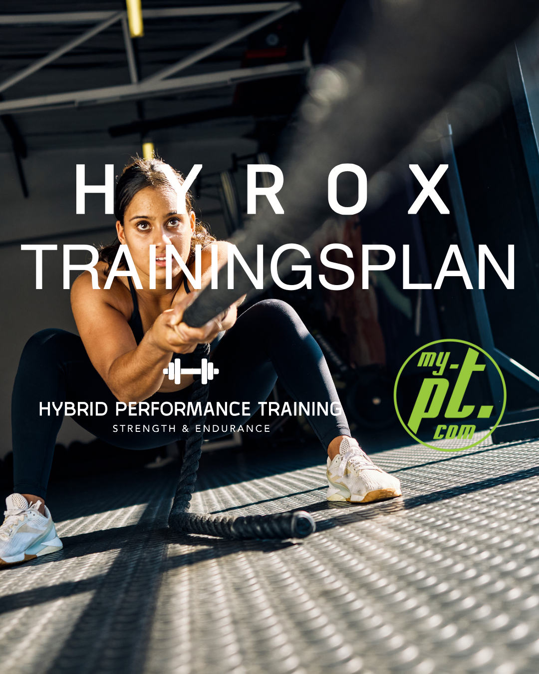 Frau beim Klimmzug im Fitnessstudio, trainiert für Hyrox mit Rudergriff, Text über Trainingplan und Performance
