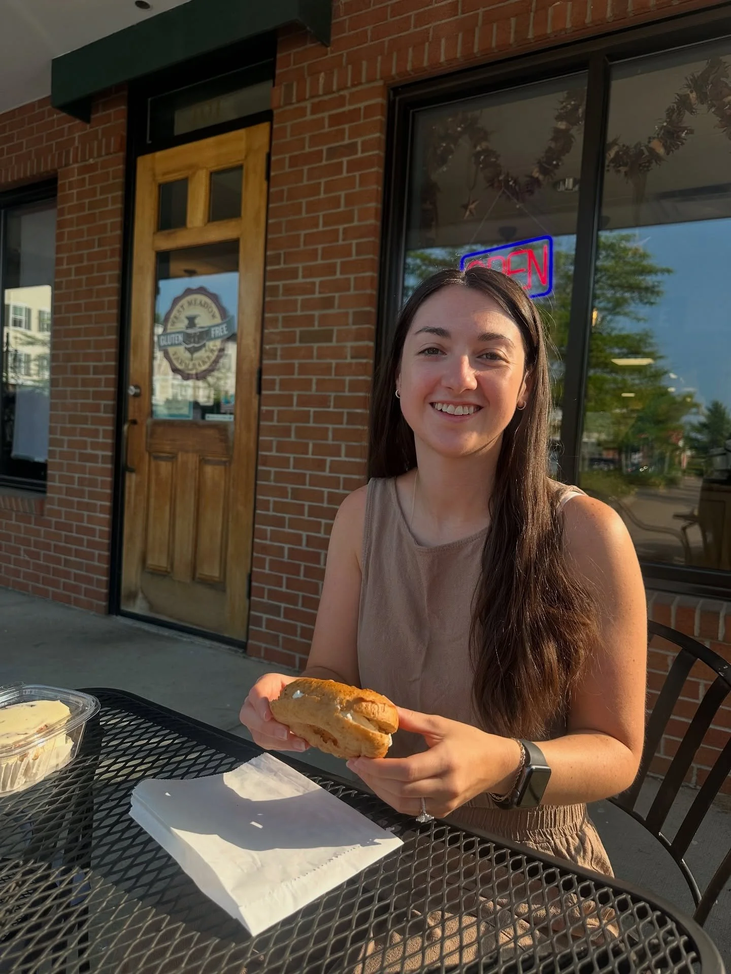 Yummy eats from this weekend in Vermont 🍁

1. Bagel from @westmeadowbakery 
2. All the goodies @westmeadowbakery 
3. @talyastreats12 at the Burlington farmers market 
4. Rosemary and salt focaccia from @talyastreats12 
5. @burlington.farmers.market 