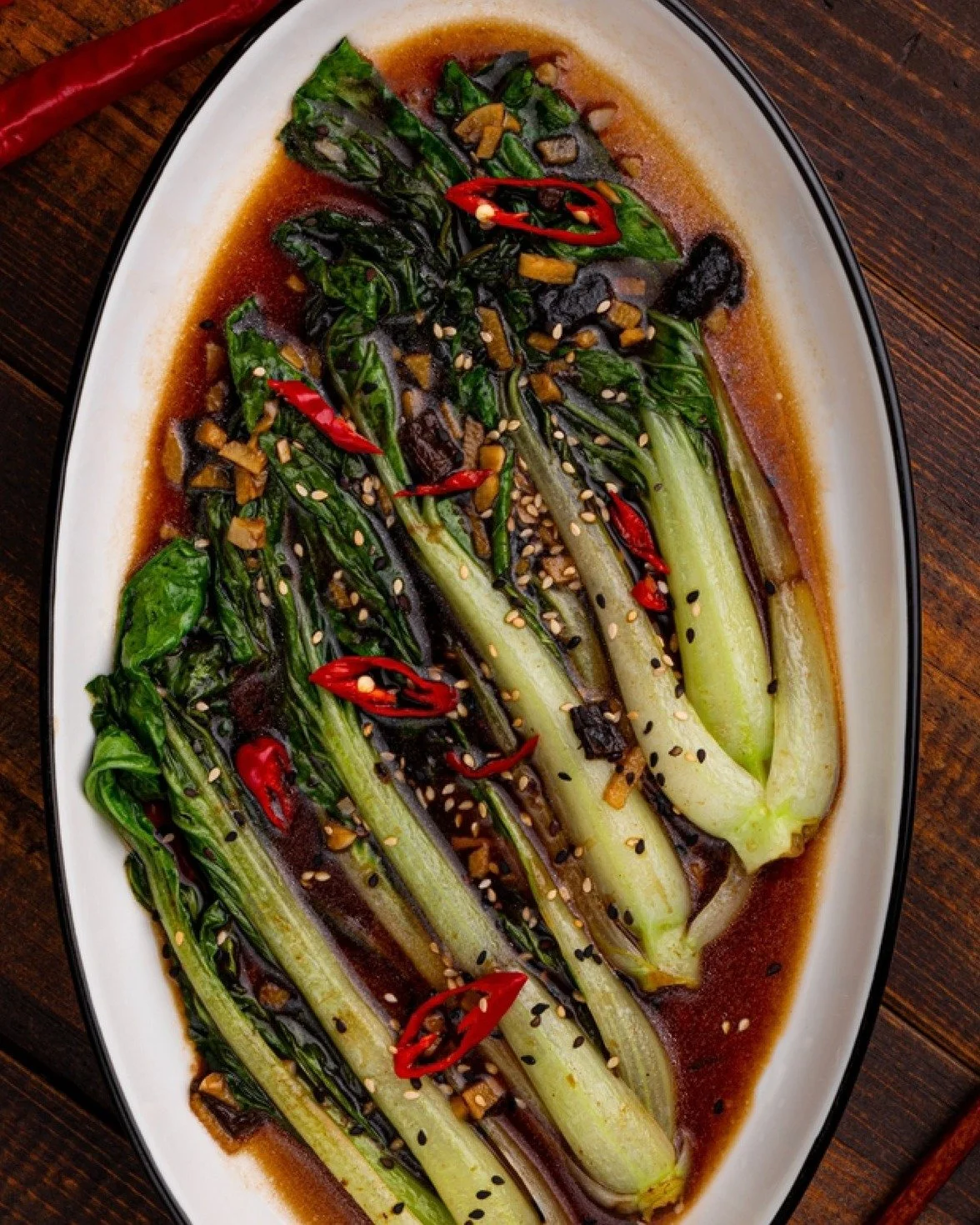 🥬 Pak Choi, simple and full of flavour. Also known as Bok Choy, this crisp leafy vegetable is a favourite in Asian cuisine. Lightly fried with garlic and soy sauce, Pak Choi develops a rich, savoury taste while keeping its fresh crunch. Simple ingre