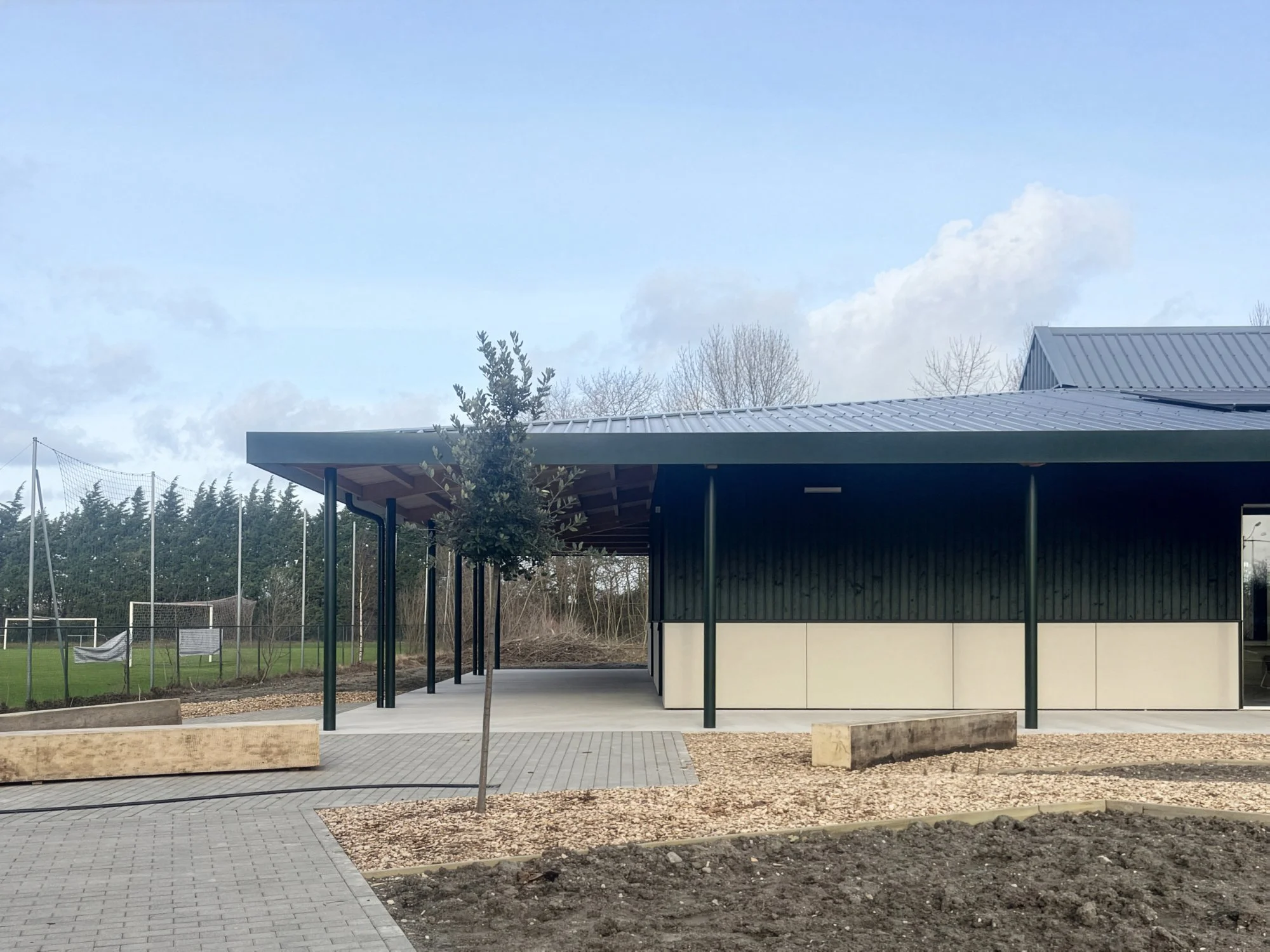 Restaurant Scolaire à Fort Mardyck, Dunkerque, par BPLUSB architectures, architectes à Lille. Bâtiment à structure mixte bois- béton, bas-carbone, biosourcé. Cantine, restaurant scolaire, Flandre maritime.