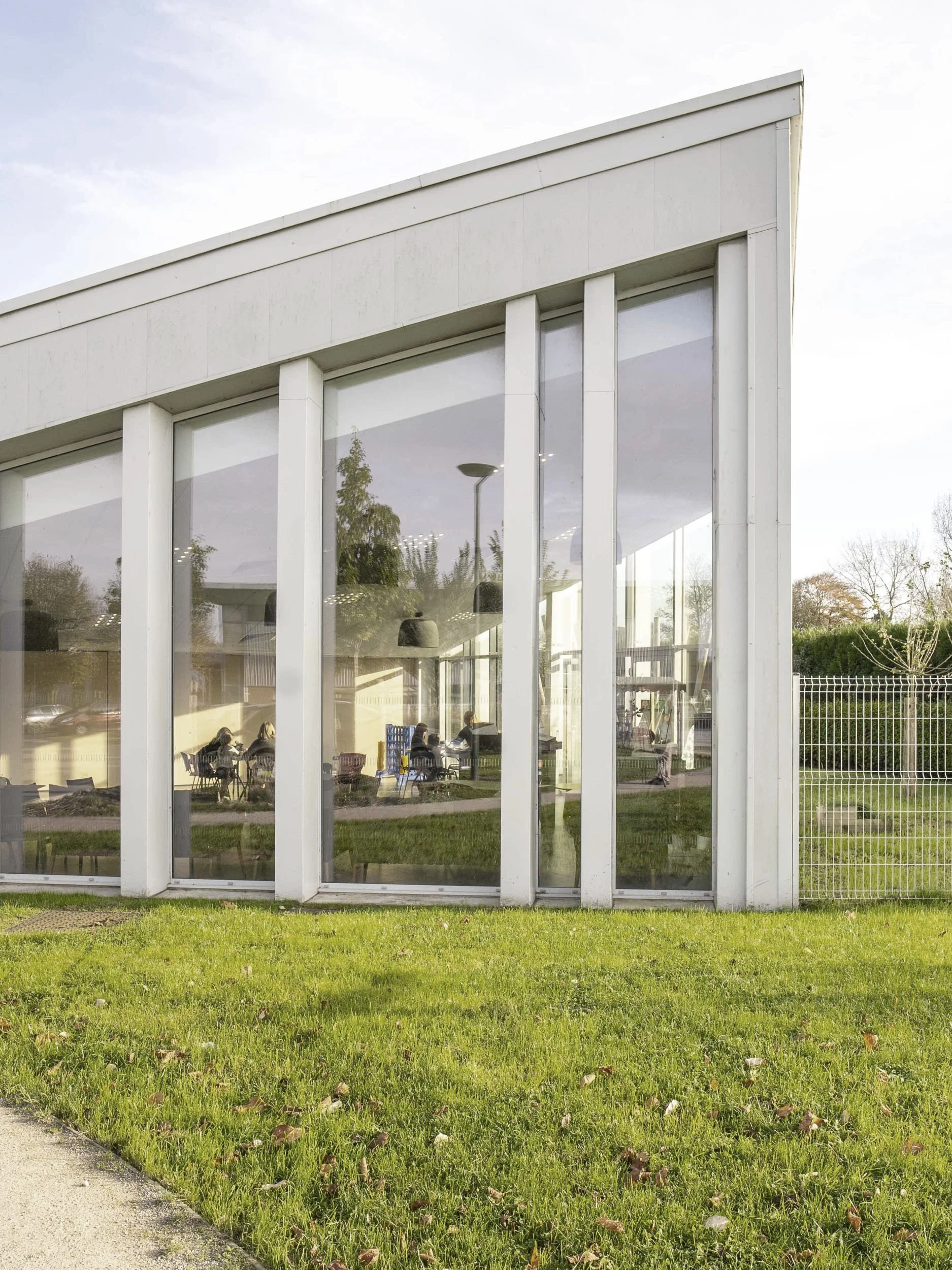 Centre Social de Bourbourg, CUD, Dunkerque, par BPLUSB architectures. Extension Réhabilitation, Bâtiment en structure mixte bois - béton, bardage acier. Architecture bioclimatique, frugalité, bas-carbone.