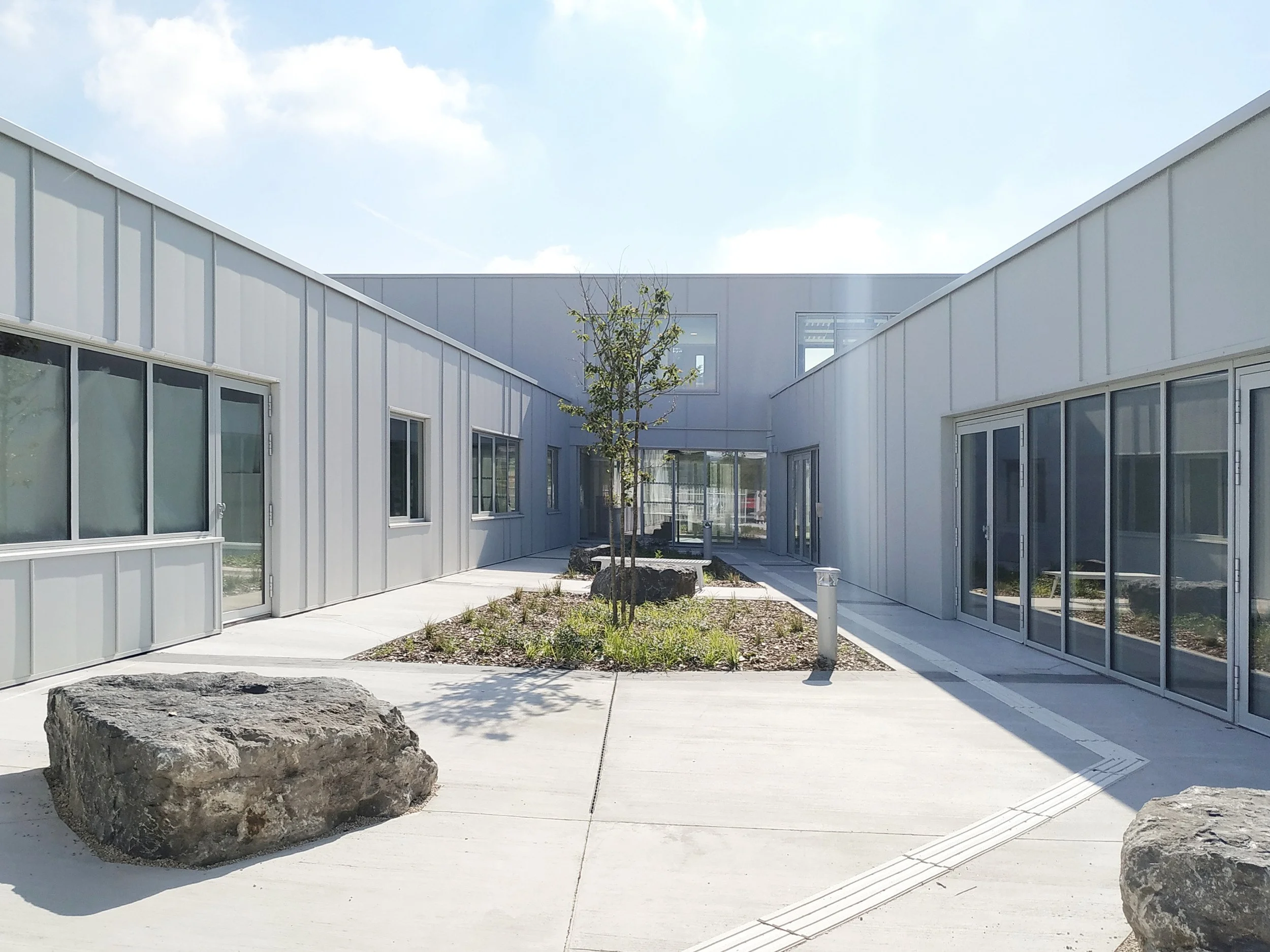 Centre Social de Bourbourg, CUD, Dunkerque, par BPLUSB architectures. Extension Réhabilitation, Bâtiment en structure mixte bois - béton, bardage acier. Architecture bioclimatique, frugalité, bas-carbone.