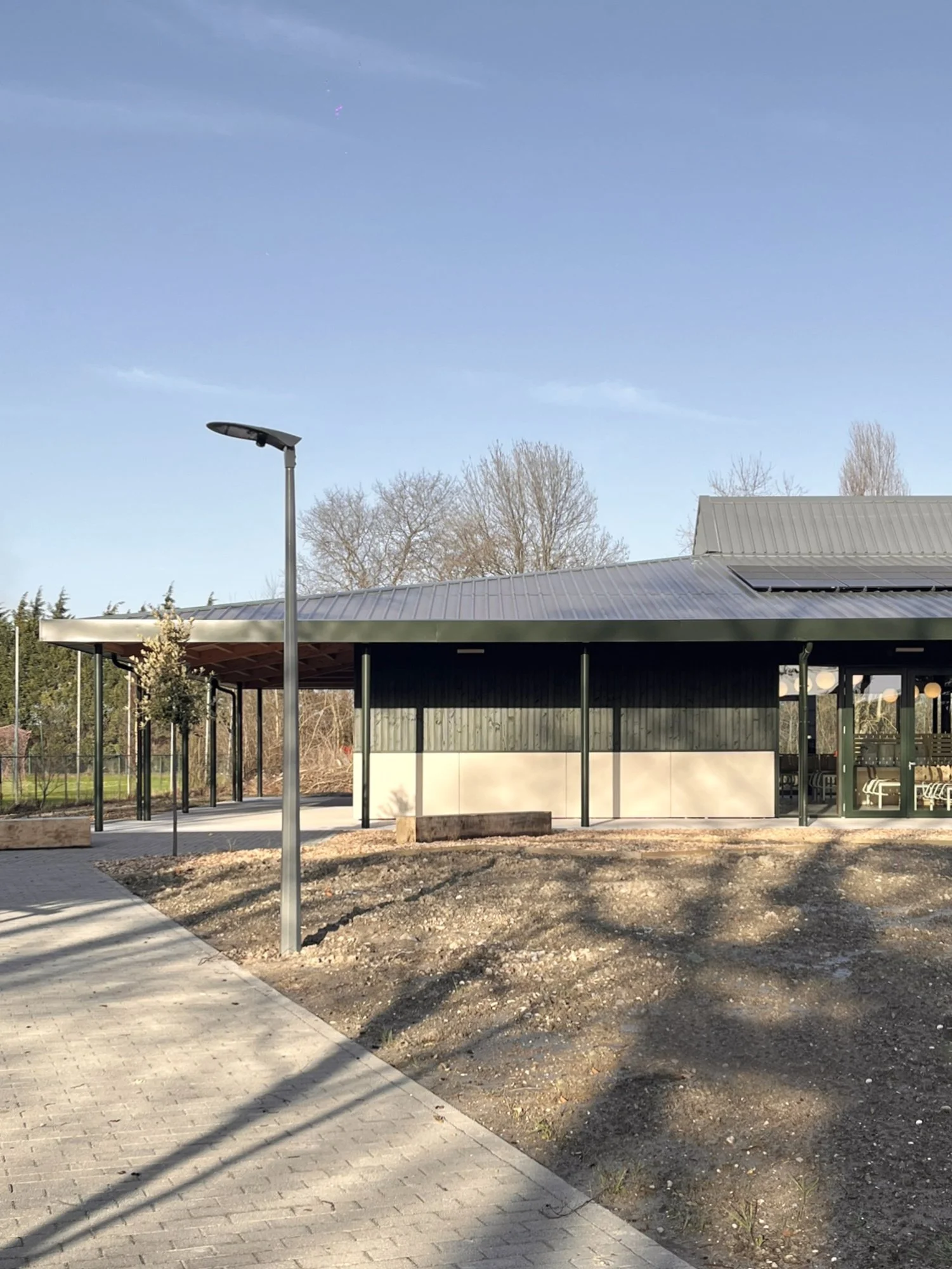 Restaurant Scolaire à Fort Mardyck, Dunkerque, par BPLUSB architectures, architectes à Lille. Bâtiment à structure mixte bois- béton, bas-carbone, biosourcé. Cantine, restaurant scolaire, Flandre maritime.
