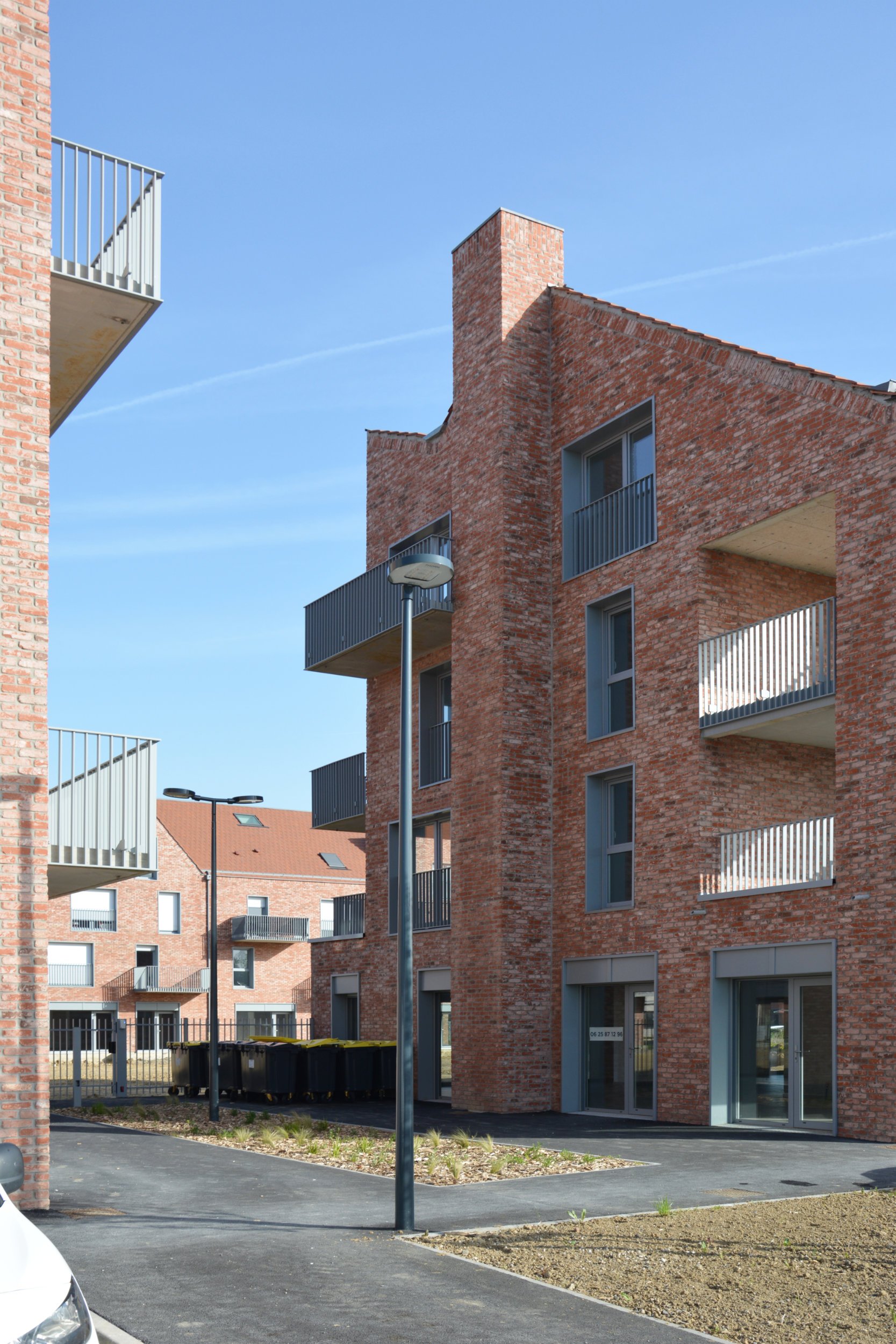 44 logements collectifs et commerces à Sailly-sur-la-Lys par BPLUSB architectures, architectes à Lille. Logements sociaux, façades en brique, en Flandres. Logements collectifs, Logement Social, à toitures.