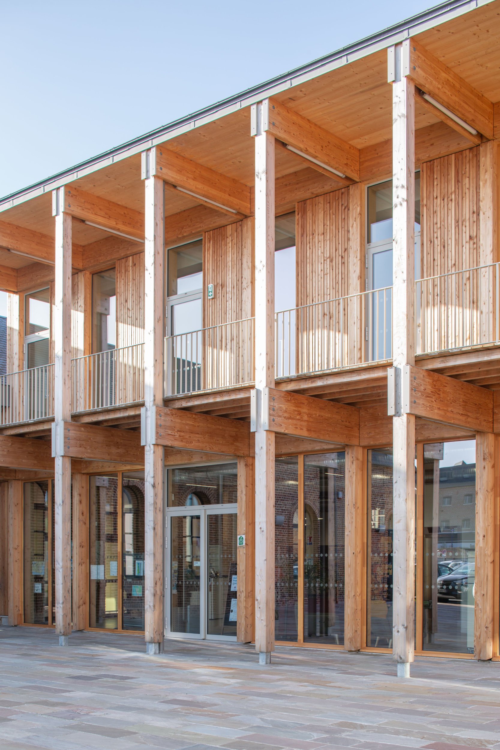BPLUSB architectures, architectes à Lille. Médiathèque, équipement culturel en baie de somme. Réhabilitation de l'ancienne école et construction neuve en Structure bois. Matériaux bio sourcés, bas carbone, frugalité
