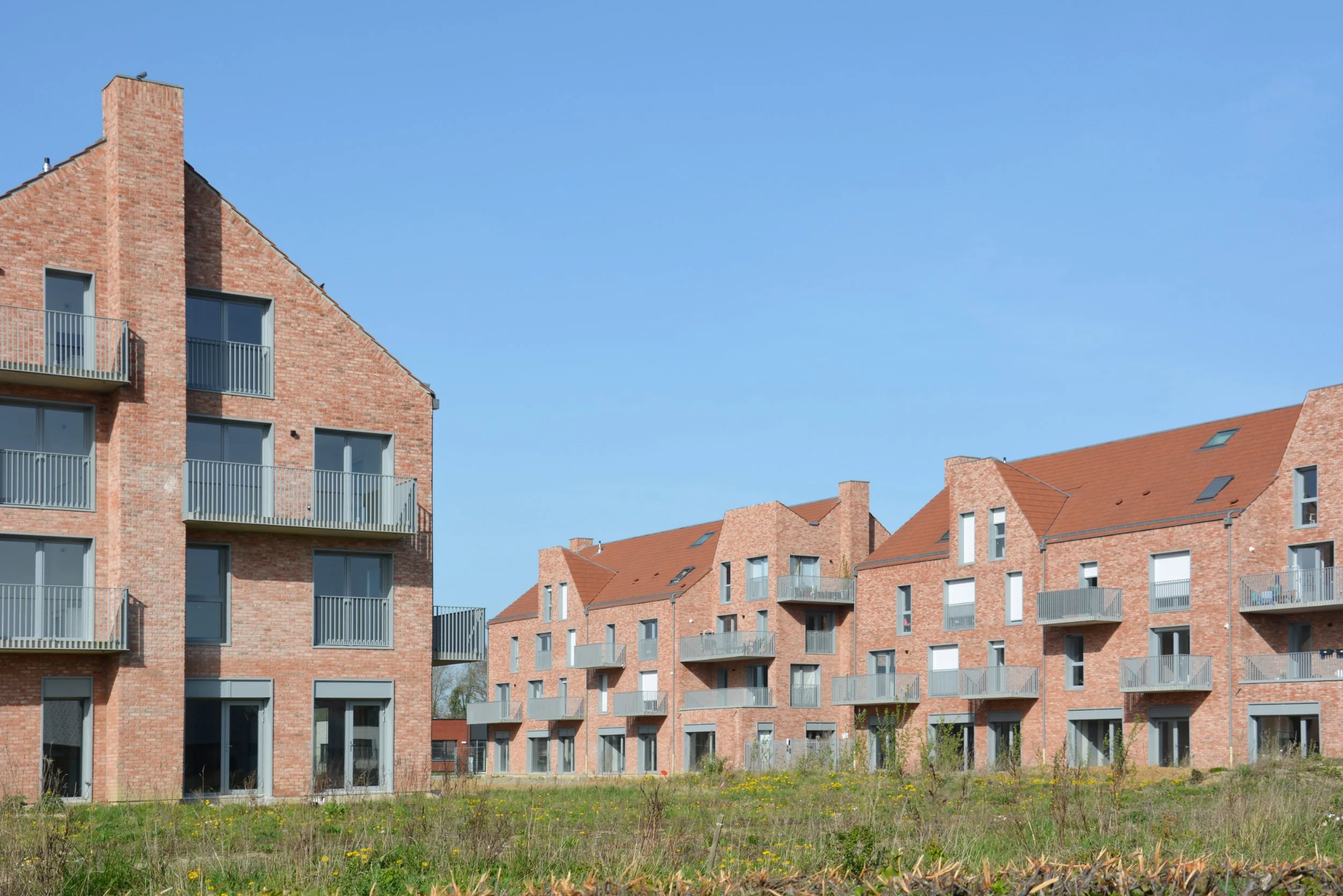 44 logements collectifs et commerces à Sailly-sur-la-Lys par BPLUSB architectures, architectes à Lille. Logements sociaux, façades en brique, en Flandres. Logements collectifs, Logement Social, à toitures.