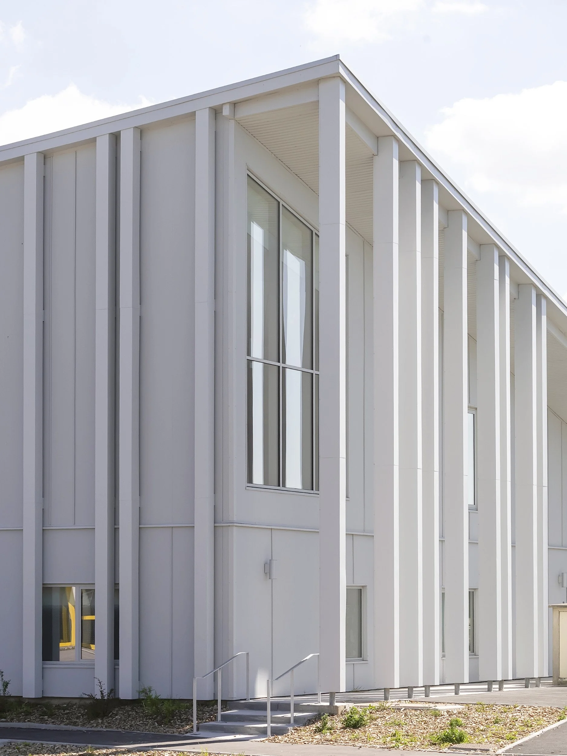 Centre Social de Bourbourg, CUD, Dunkerque, par BPLUSB architectures. Extension Réhabilitation, Bâtiment en structure mixte bois - béton, bardage acier. Architecture bioclimatique, frugalité, bas-carbone.