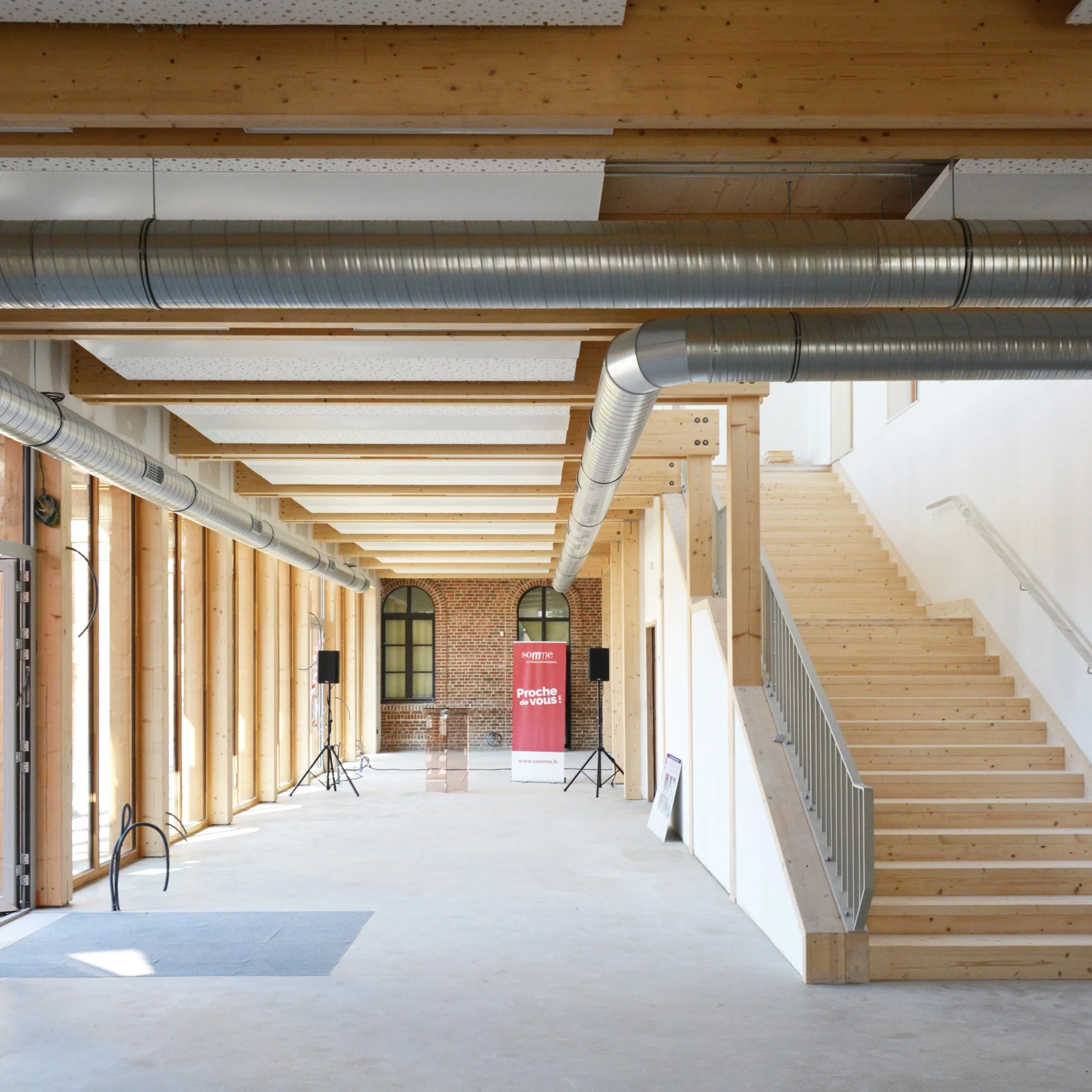 BPLUSB architectures, architectes à Lille. Médiathèque, équipement culturel en baie de somme. Réhabilitation de l'ancienne école et construction neuve en Structure bois. Matériaux bio sourcés, bas carbone, frugalité