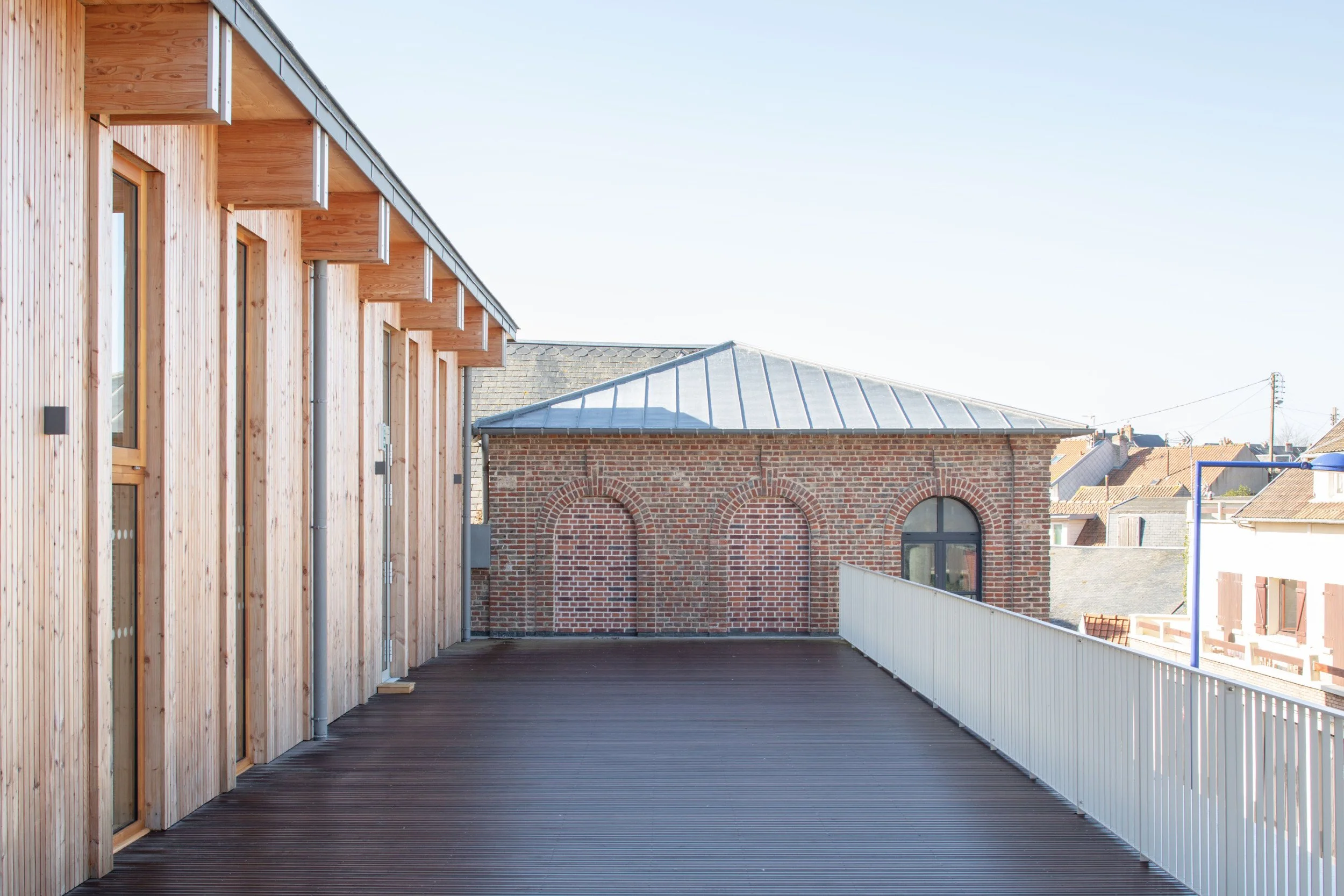 BPLUSB architectures, architectes à Lille. Médiathèque, équipement culturel en baie de somme. Réhabilitation de l'ancienne école et construction neuve en Structure bois. Matériaux bio sourcés, bas carbone, frugalité