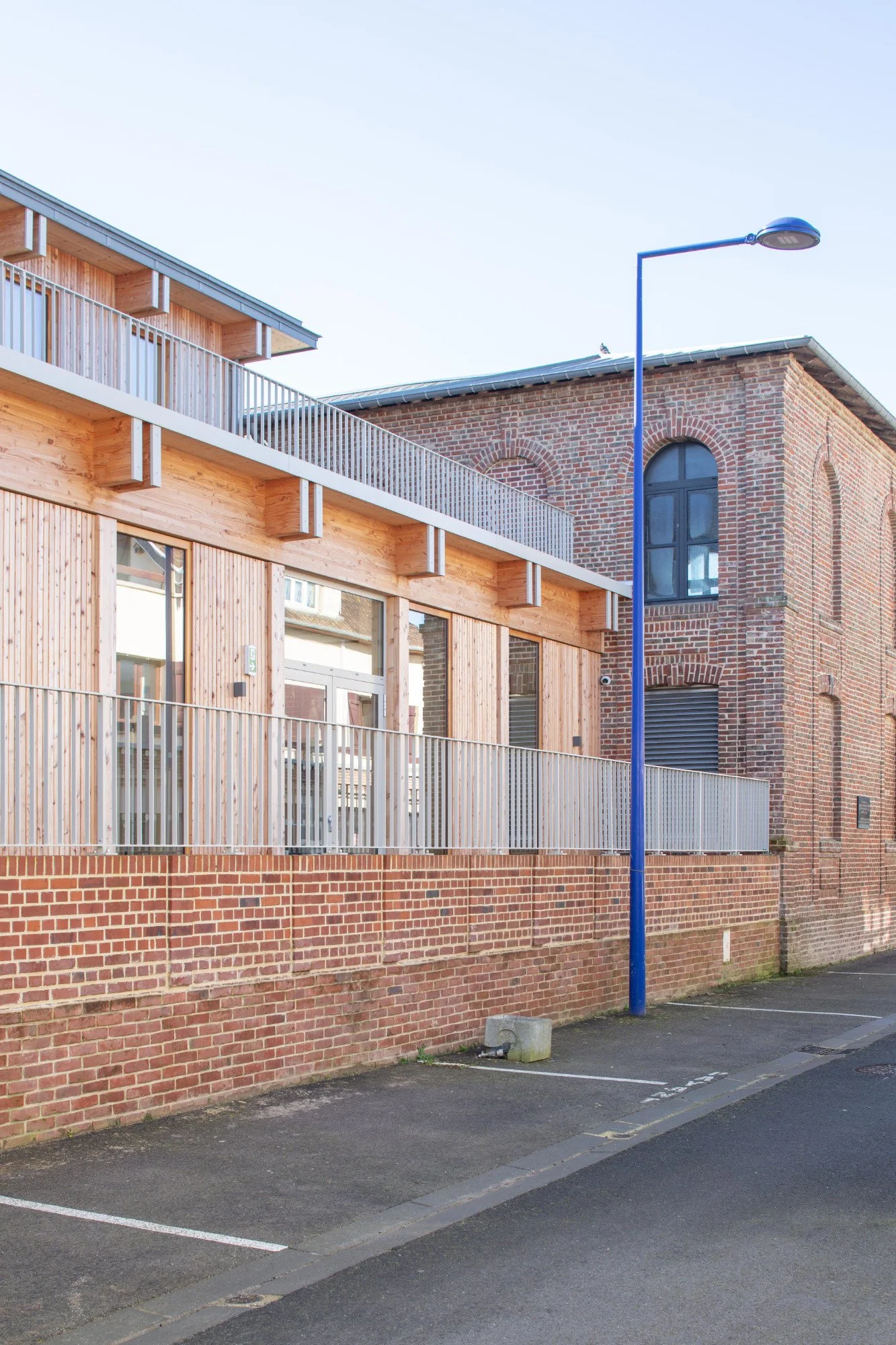 BPLUSB architectures, architectes à Lille. Médiathèque, équipement culturel en baie de somme. Réhabilitation de l'ancienne école et construction neuve en Structure bois. Matériaux bio sourcés, bas carbone, frugalité