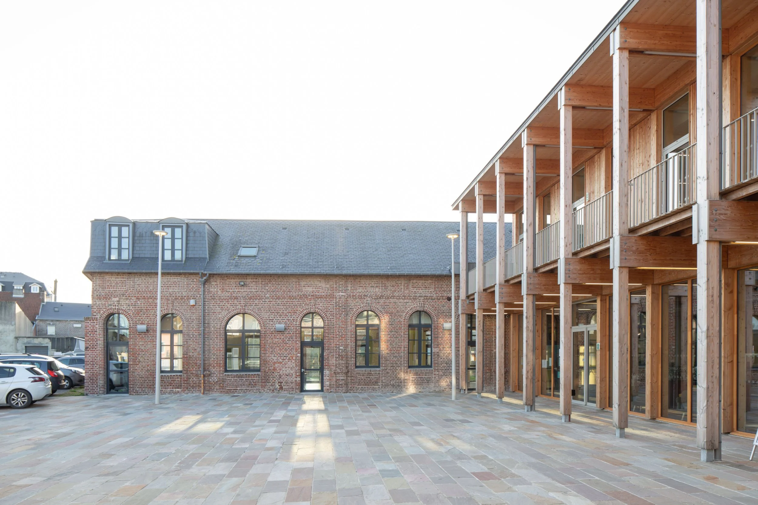BPLUSB architectures, architectes à Lille. Médiathèque, équipement culturel en baie de somme. Réhabilitation de l'ancienne école et construction neuve en Structure bois. Matériaux bio sourcés, bas carbone, frugalité