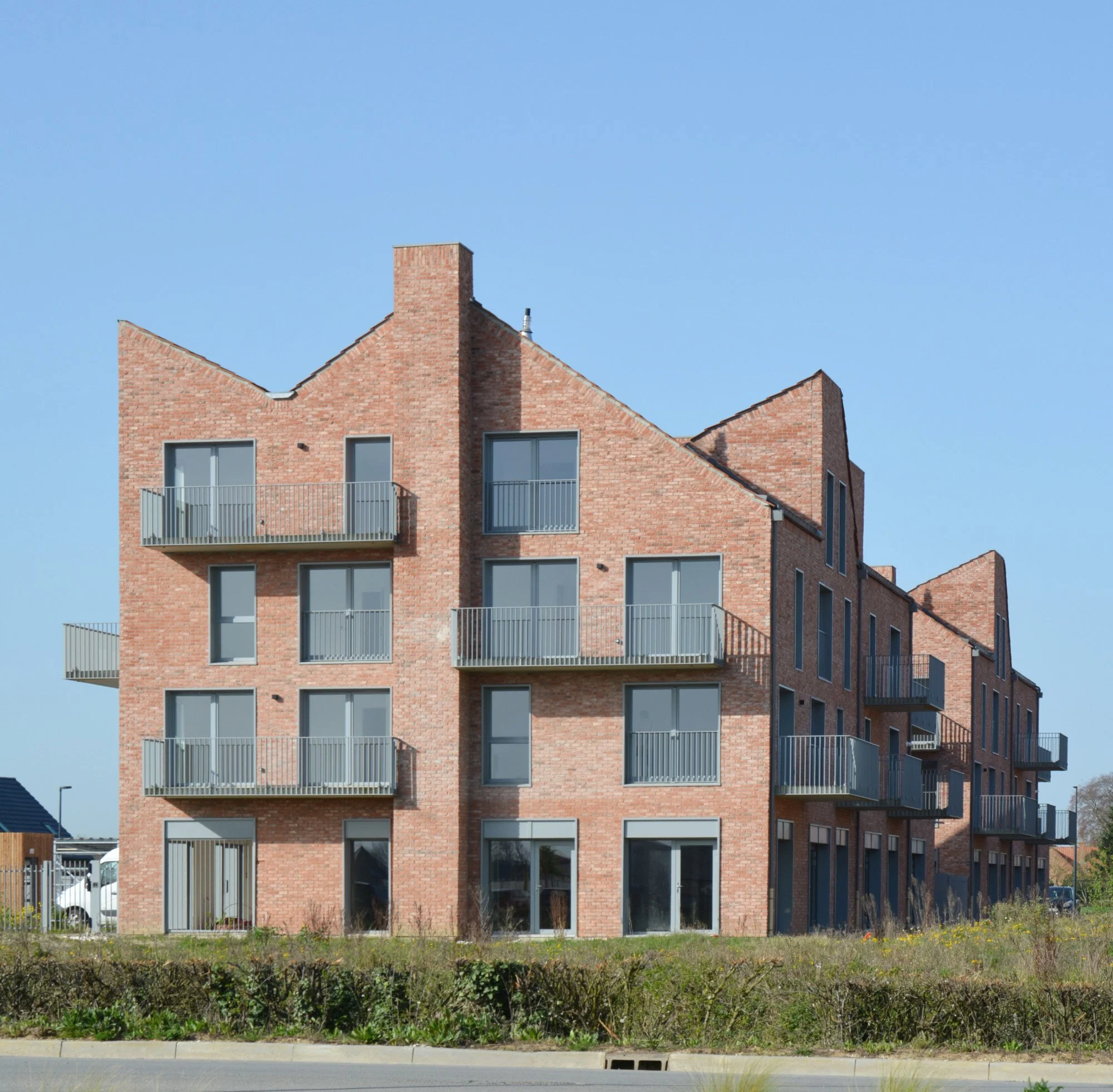 44 logements collectifs et commerces à Sailly-sur-la-Lys par BPLUSB architectures, architectes à Lille. Logements sociaux, façades en brique, en Flandres. Logements collectifs, Logement Social, à toitures.