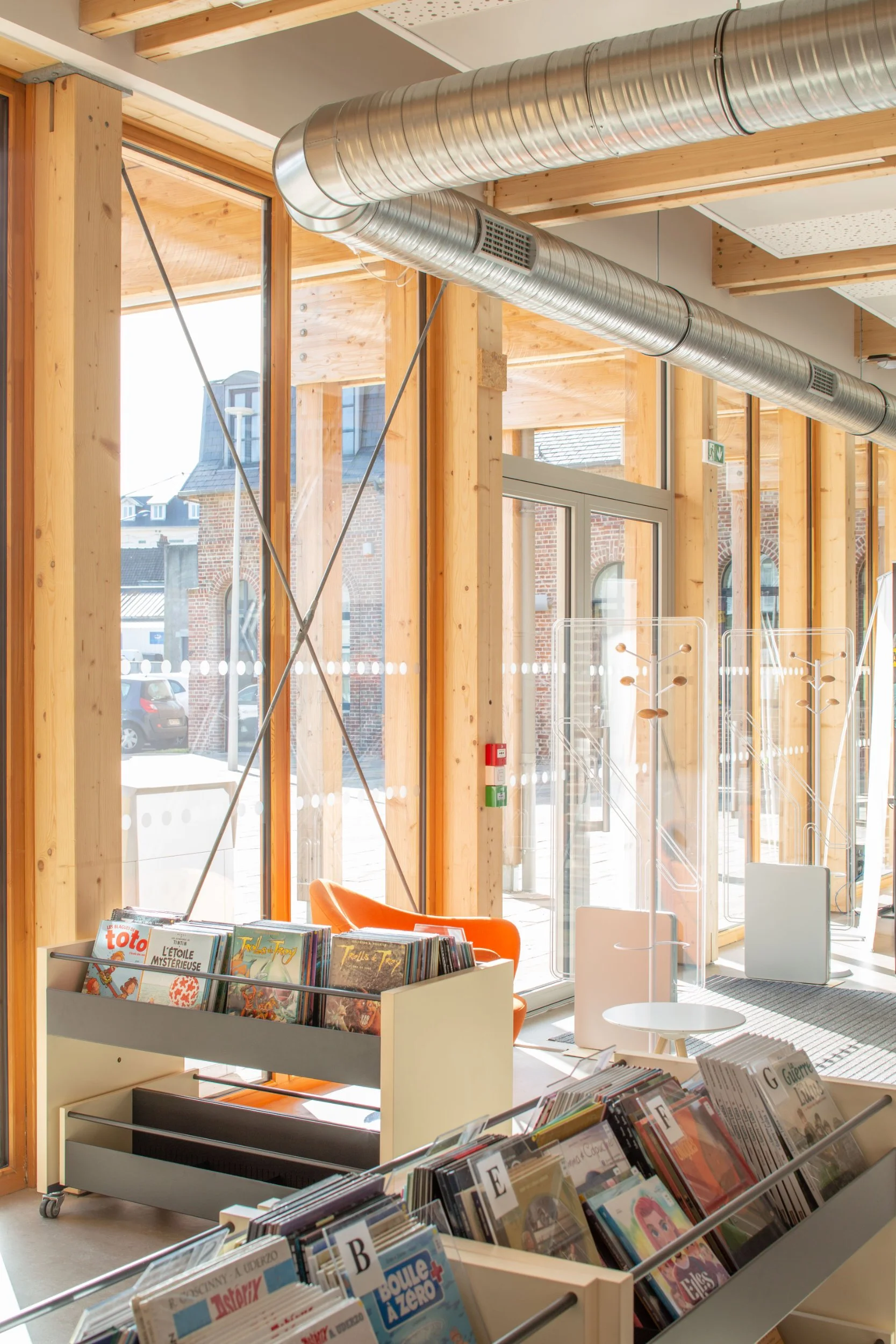 BPLUSB architectures, architectes à Lille. Médiathèque, équipement culturel en baie de somme. Réhabilitation de l'ancienne école et construction neuve en Structure bois. Matériaux bio sourcés, bas carbone, frugalité