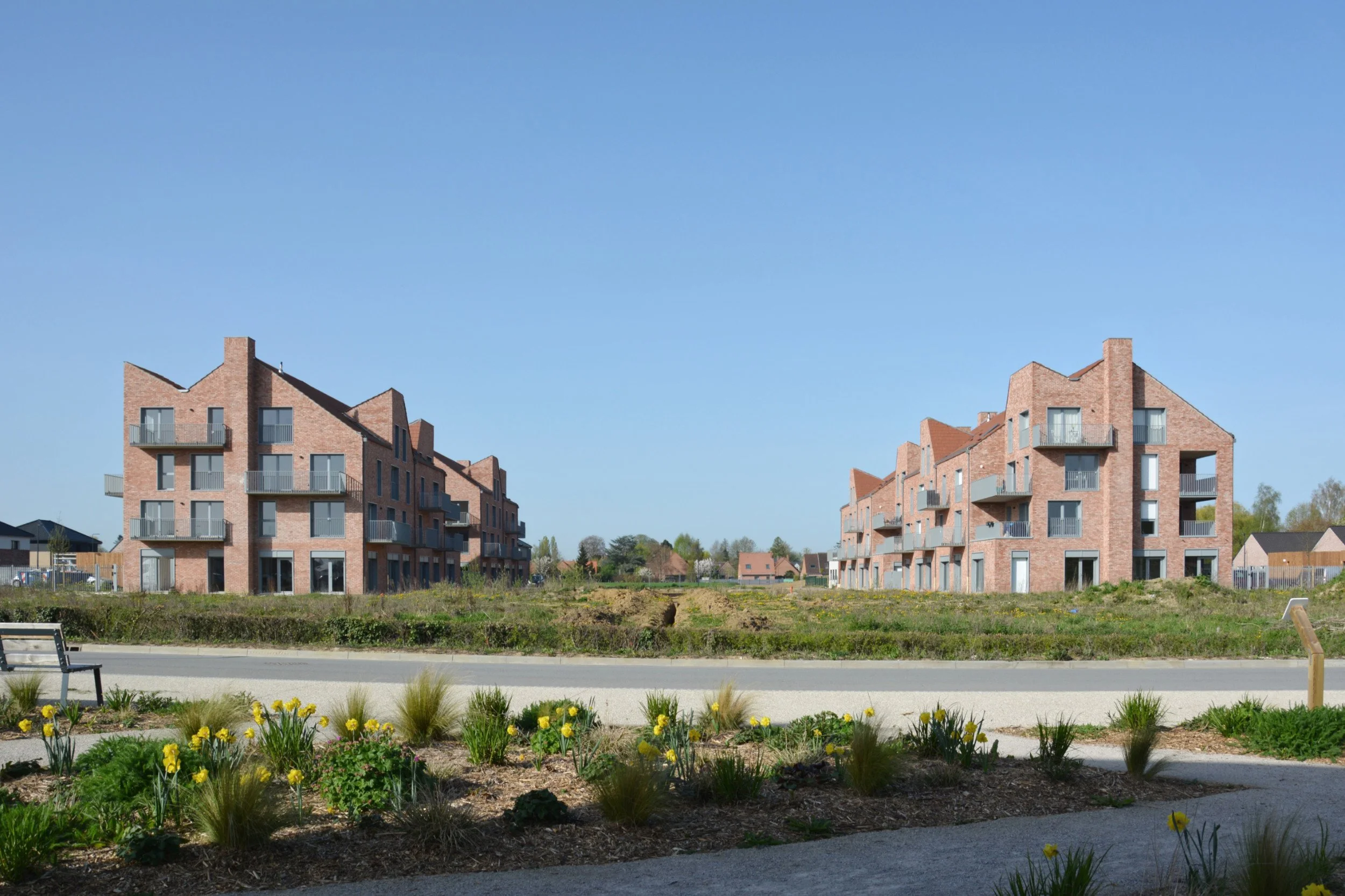 44 logements collectifs et commerces à Sailly-sur-la-Lys par BPLUSB architectures, architectes à Lille. Logements sociaux, façades en brique, en Flandres. Logements collectifs, Logement Social, à toitures.