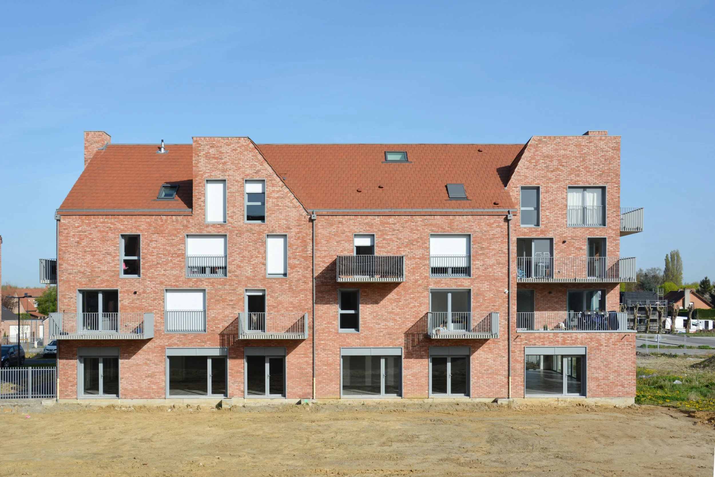 44 logements collectifs et commerces à Sailly-sur-la-Lys par BPLUSB architectures, architectes à Lille. Logements sociaux, façades en brique, en Flandres. Logements collectifs, Logement Social, à toitures.