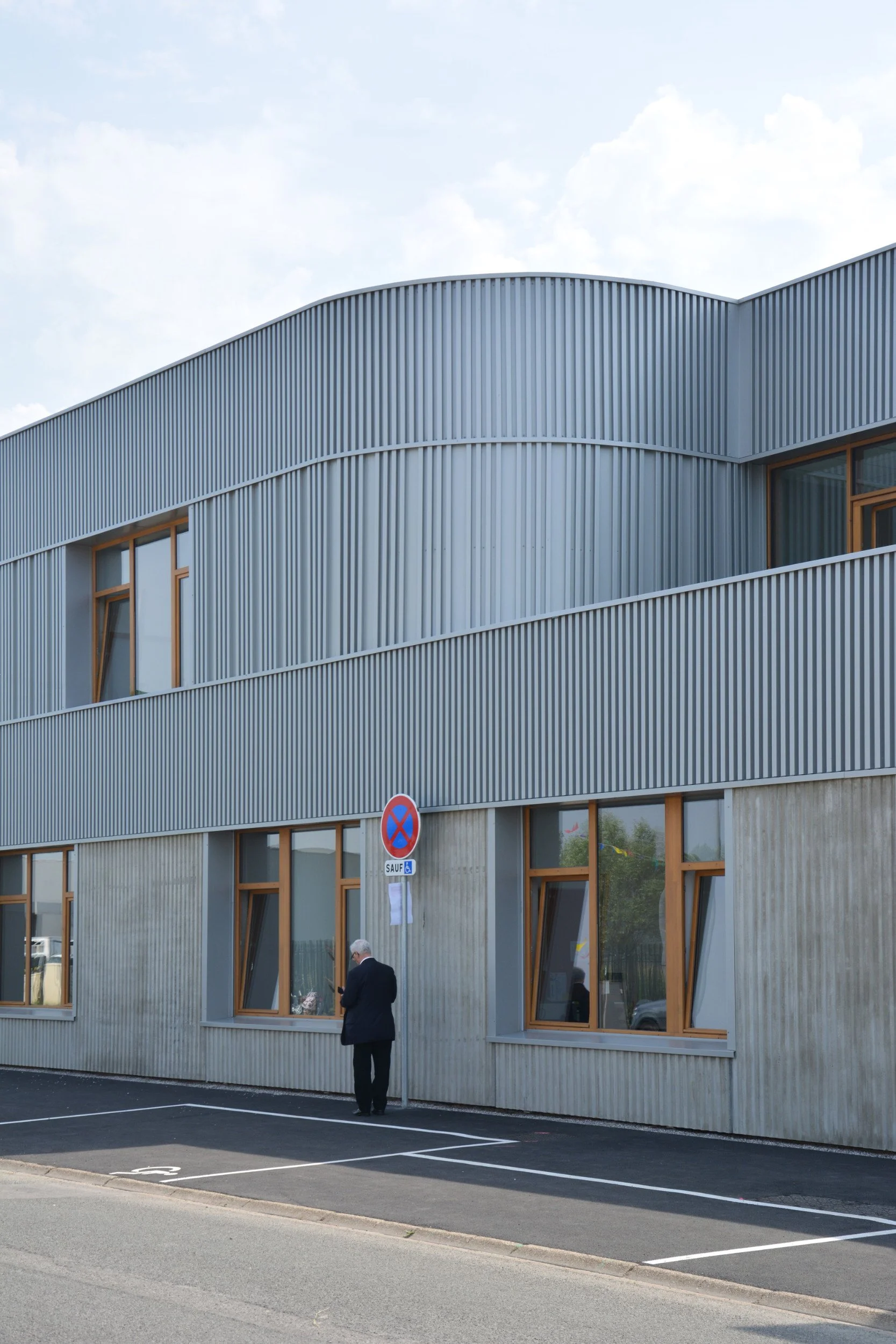 Centre Social du Fort Nieulay à Calais par BPLUSB architectures. Bâtiment en structure mixte bois - béton, bardage en aluminium recyclé. Architecture bioclimatique, frugalité, bas-carbone
