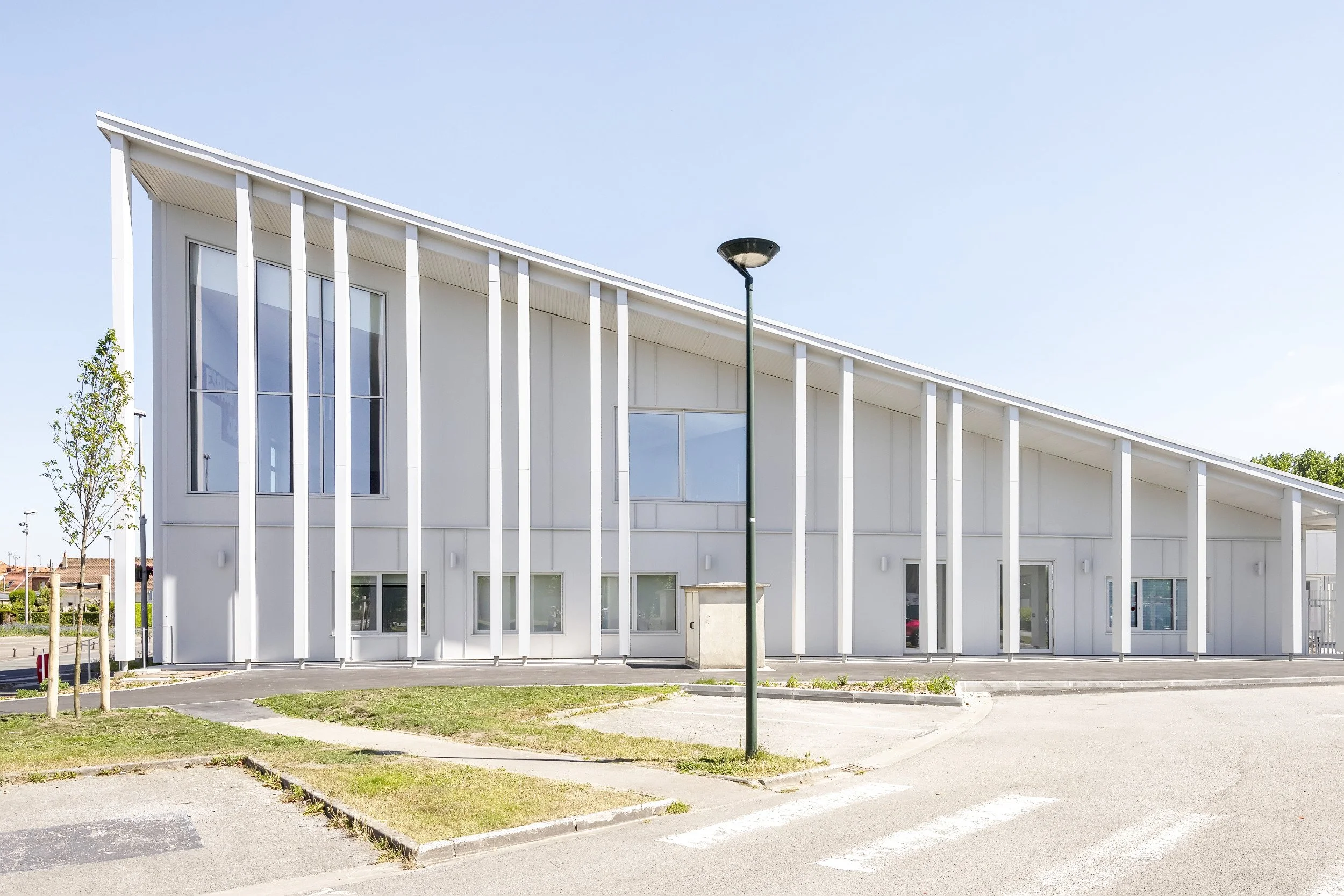 Centre Social de Bourbourg, CUD, Dunkerque, par BPLUSB architectures. Extension Réhabilitation, Bâtiment en structure mixte bois - béton, bardage acier. Architecture bioclimatique, frugalité, bas-carbone.