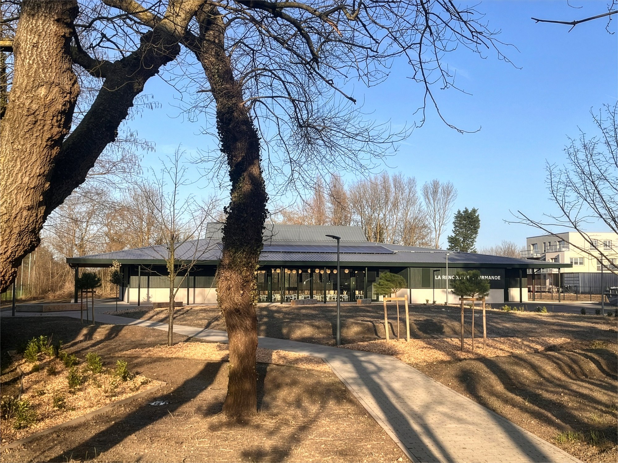 Restaurant Scolaire à Fort Mardyck, Dunkerque, par BPLUSB architectures, architectes à Lille. Bâtiment à structure mixte bois- béton, bas-carbone, biosourcé. Cantine, restaurant scolaire, Flandre maritime.