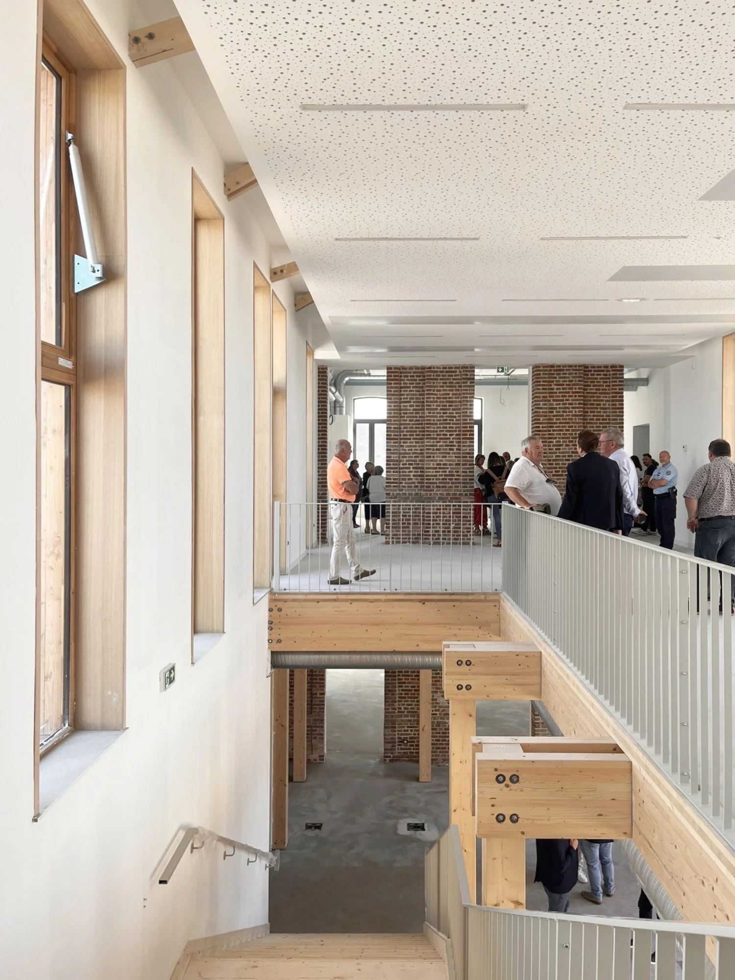 BPLUSB architectures, architectes à Lille. Médiathèque, équipement culturel en baie de somme. Réhabilitation de l'ancienne école et construction neuve en Structure bois. Matériaux bio sourcés, bas carbone, frugalité