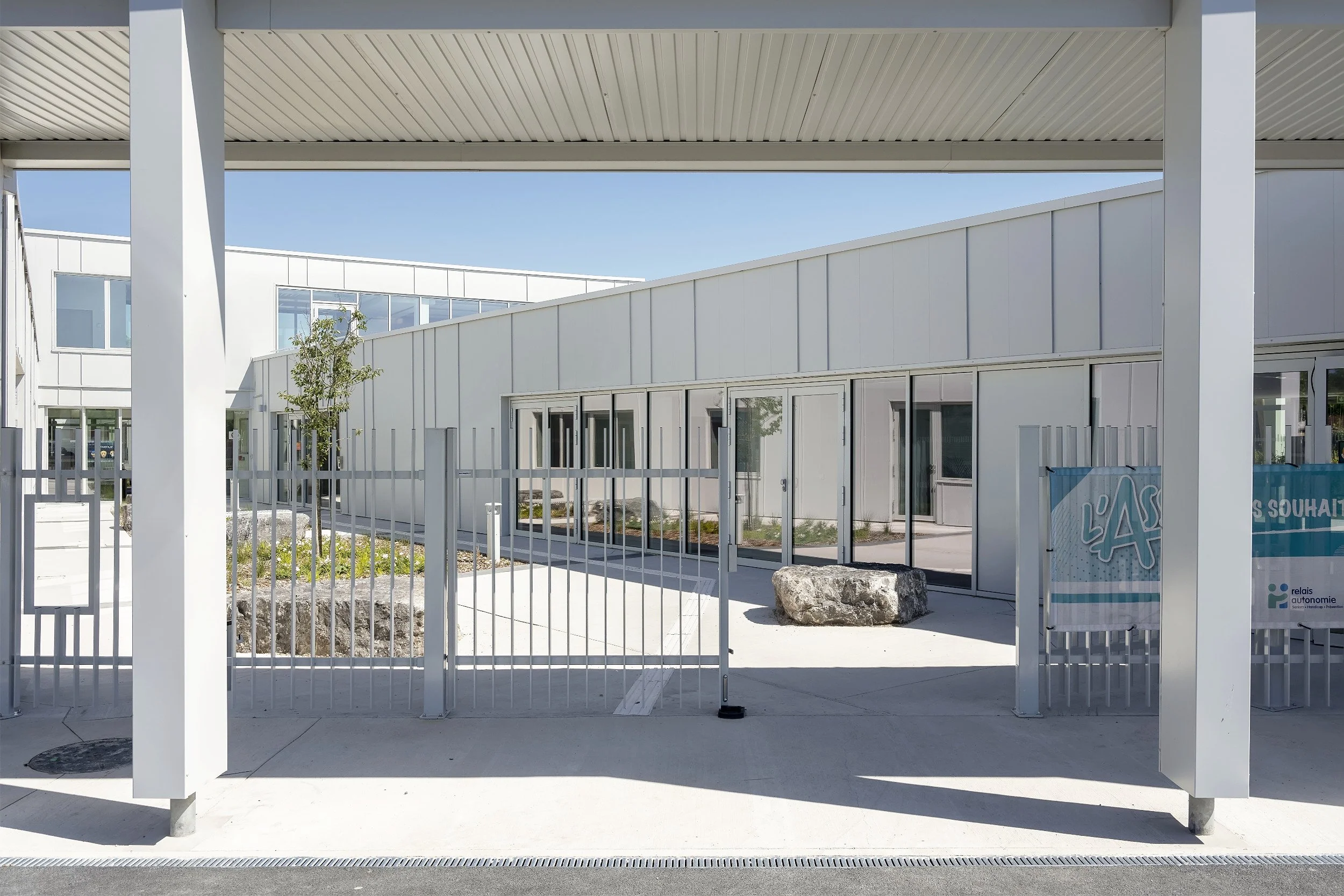 Centre Social de Bourbourg, CUD, Dunkerque, par BPLUSB architectures. Extension Réhabilitation, Bâtiment en structure mixte bois - béton, bardage acier. Architecture bioclimatique, frugalité, bas-carbone.