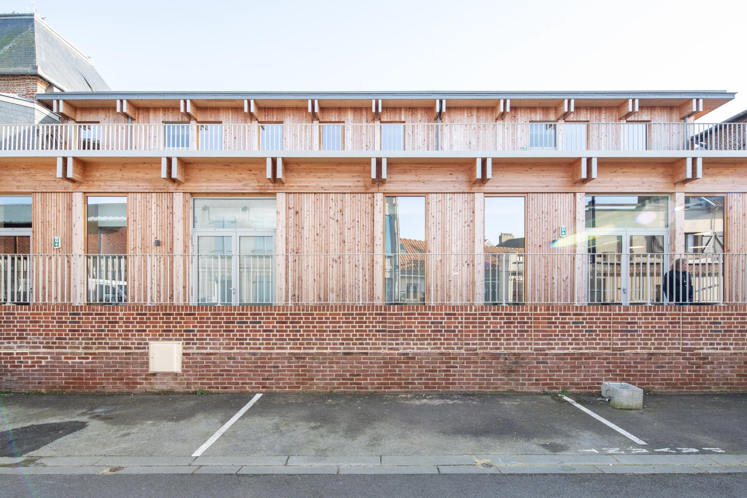 BPLUSB architectures, architectes à Lille. Médiathèque, équipement culturel en baie de somme. Réhabilitation de l'ancienne école et construction neuve en Structure bois. Matériaux bio sourcés, bas carbone, frugalité