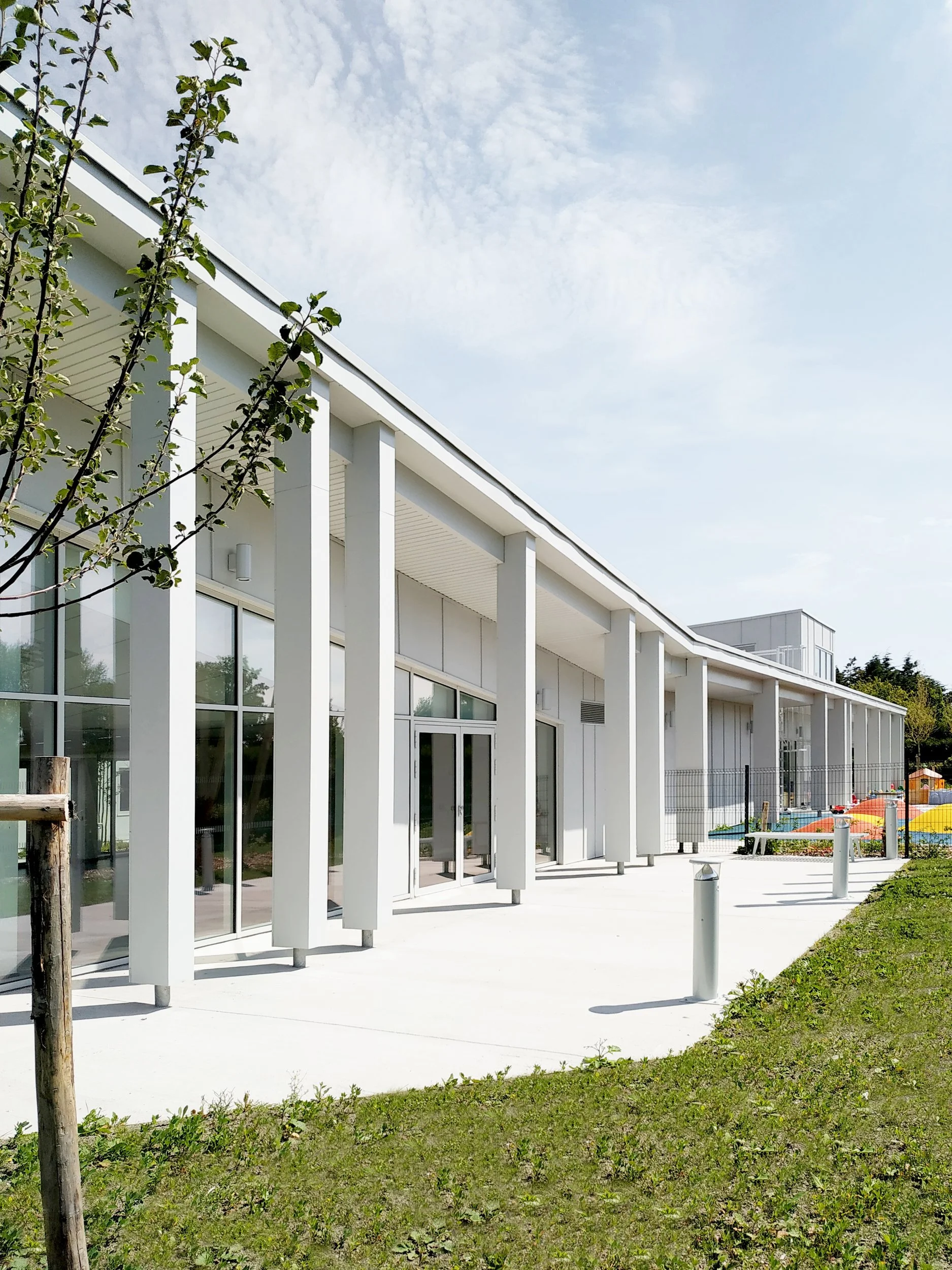 Centre Social de Bourbourg, CUD, Dunkerque, par BPLUSB architectures. Extension Réhabilitation, Bâtiment en structure mixte bois - béton, bardage acier. Architecture bioclimatique, frugalité, bas-carbone.