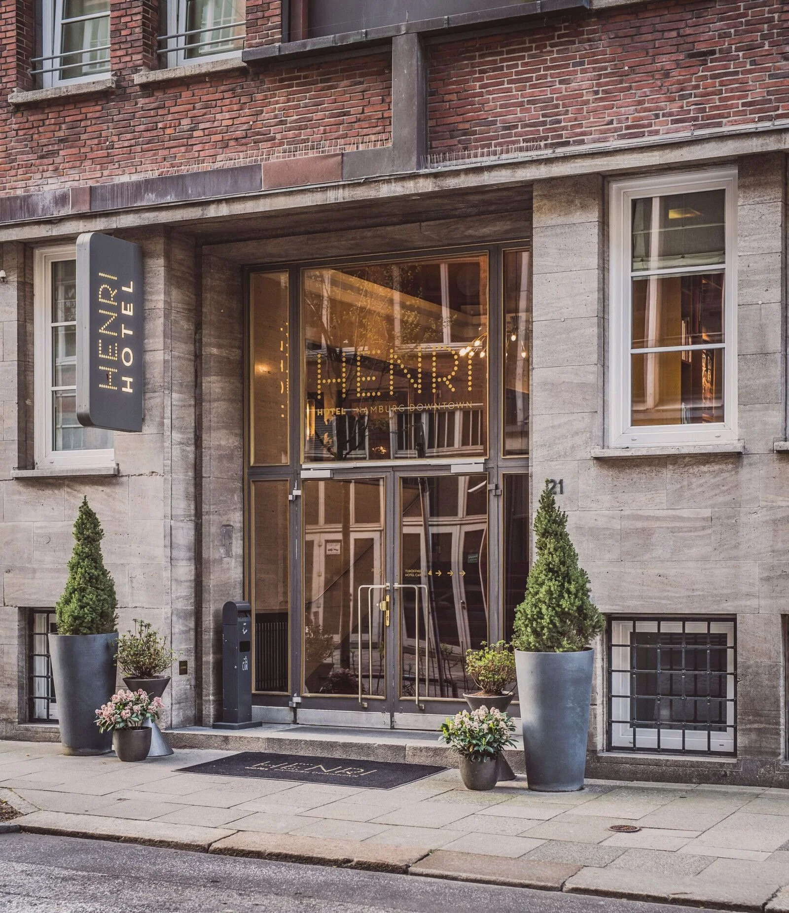henri-hotels-hh-haus-eingang-1-1600x1852.jpeg