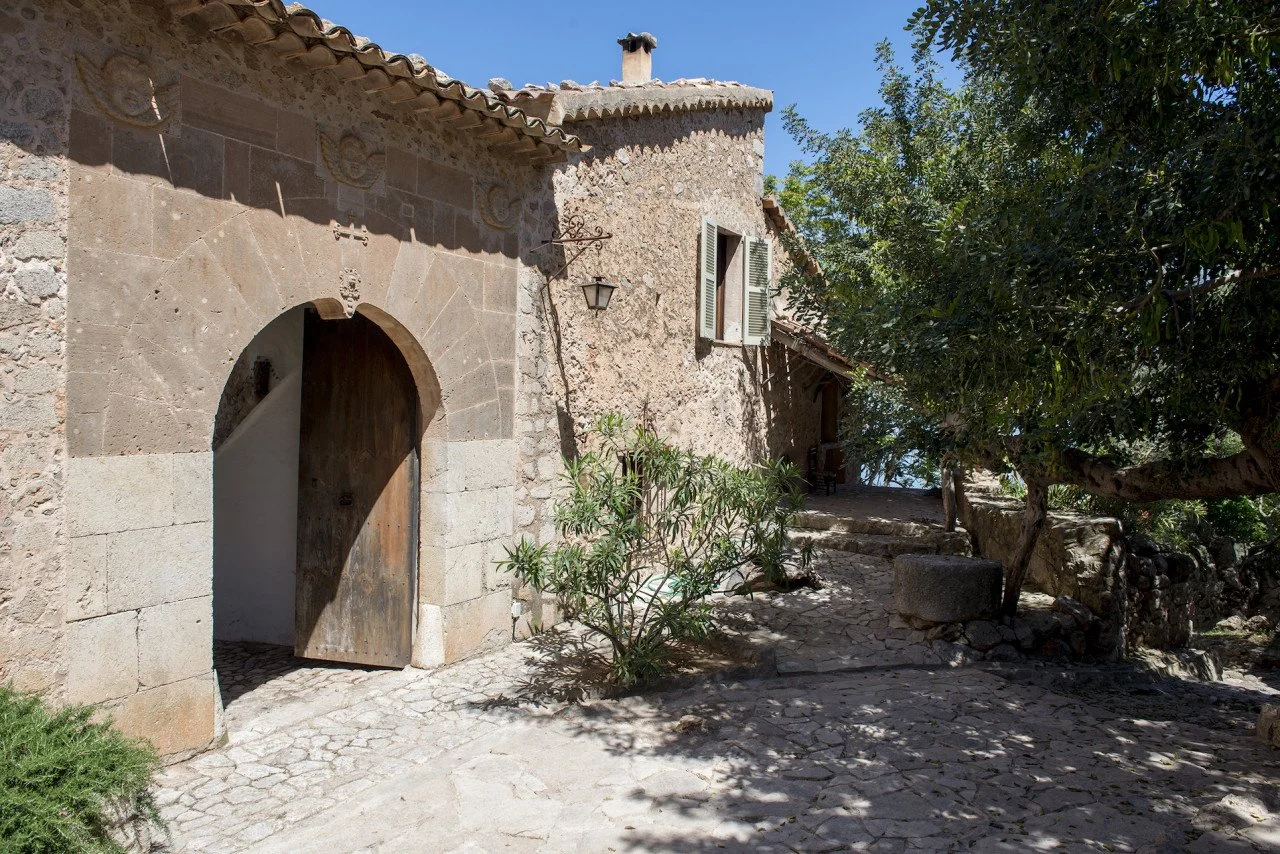 lovely-locations-mallorca-rental-finca-shoot-pool4 (1).jpg