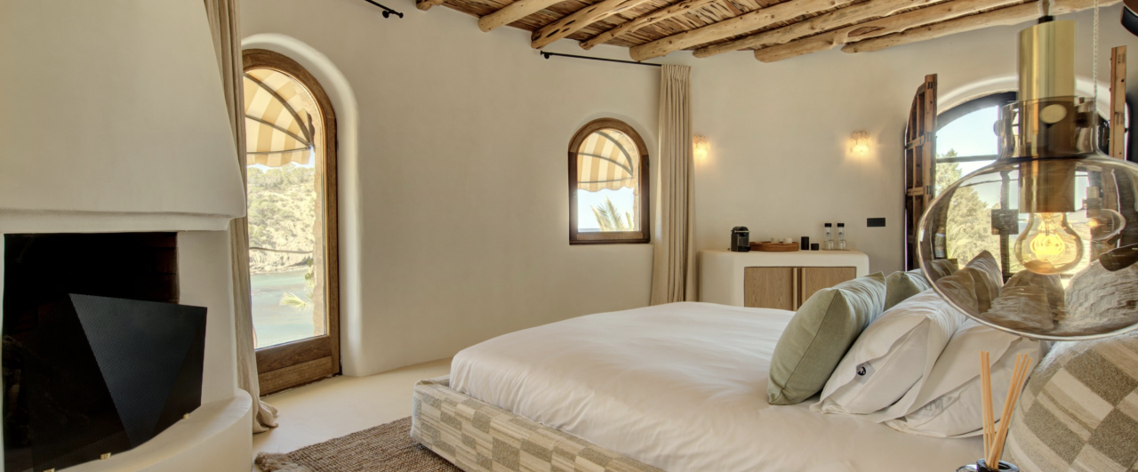 lovely-ibiza-location-ibiza-villa-deli-xarraca10.png