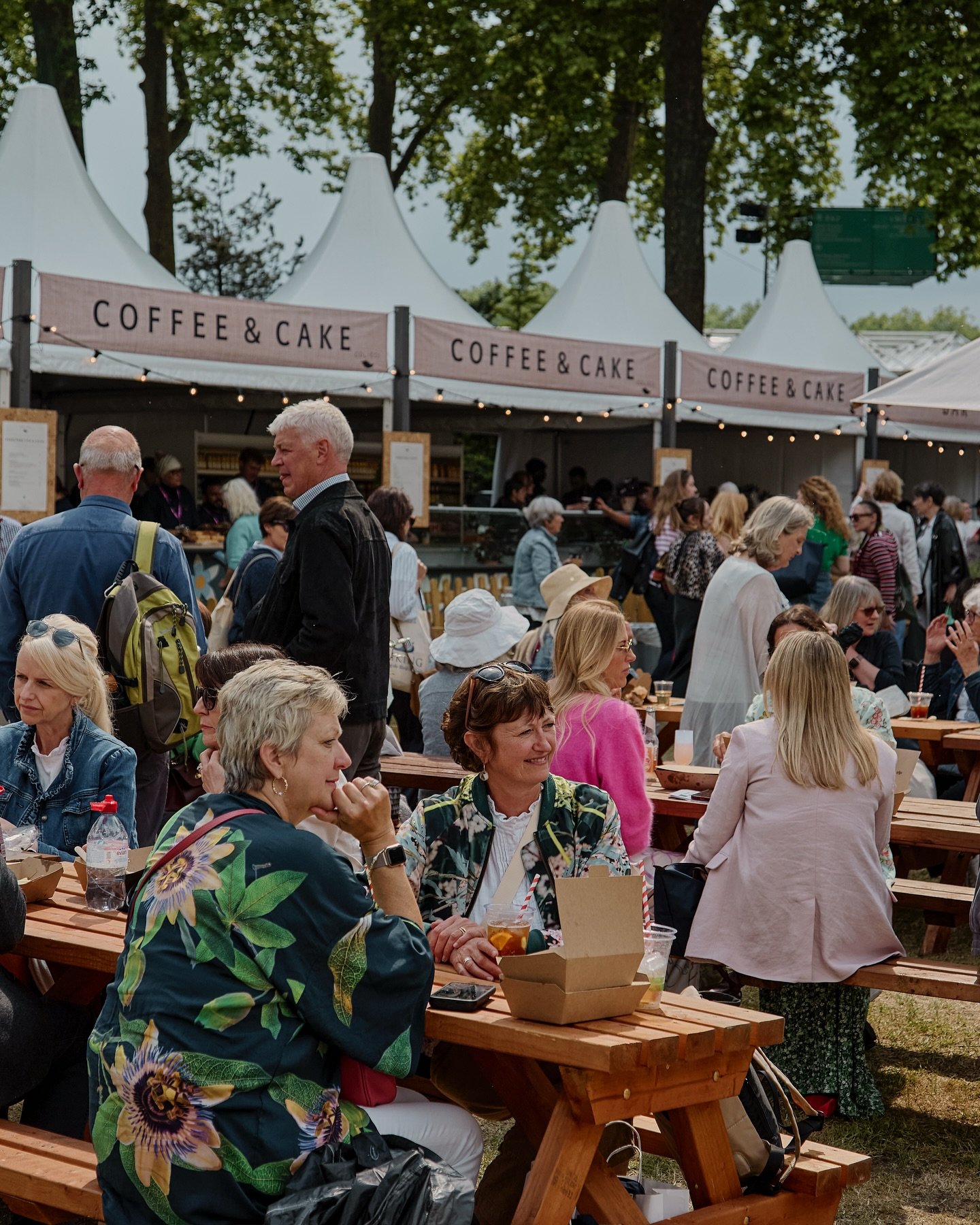 Come rain or shine ⛅️

&hellip;.another joyful day @the_rhs #rhschelsea 

🌼🌸🍹🍓☕️🍰🐩🍾

@colicci_uk 
#theimportantthings
