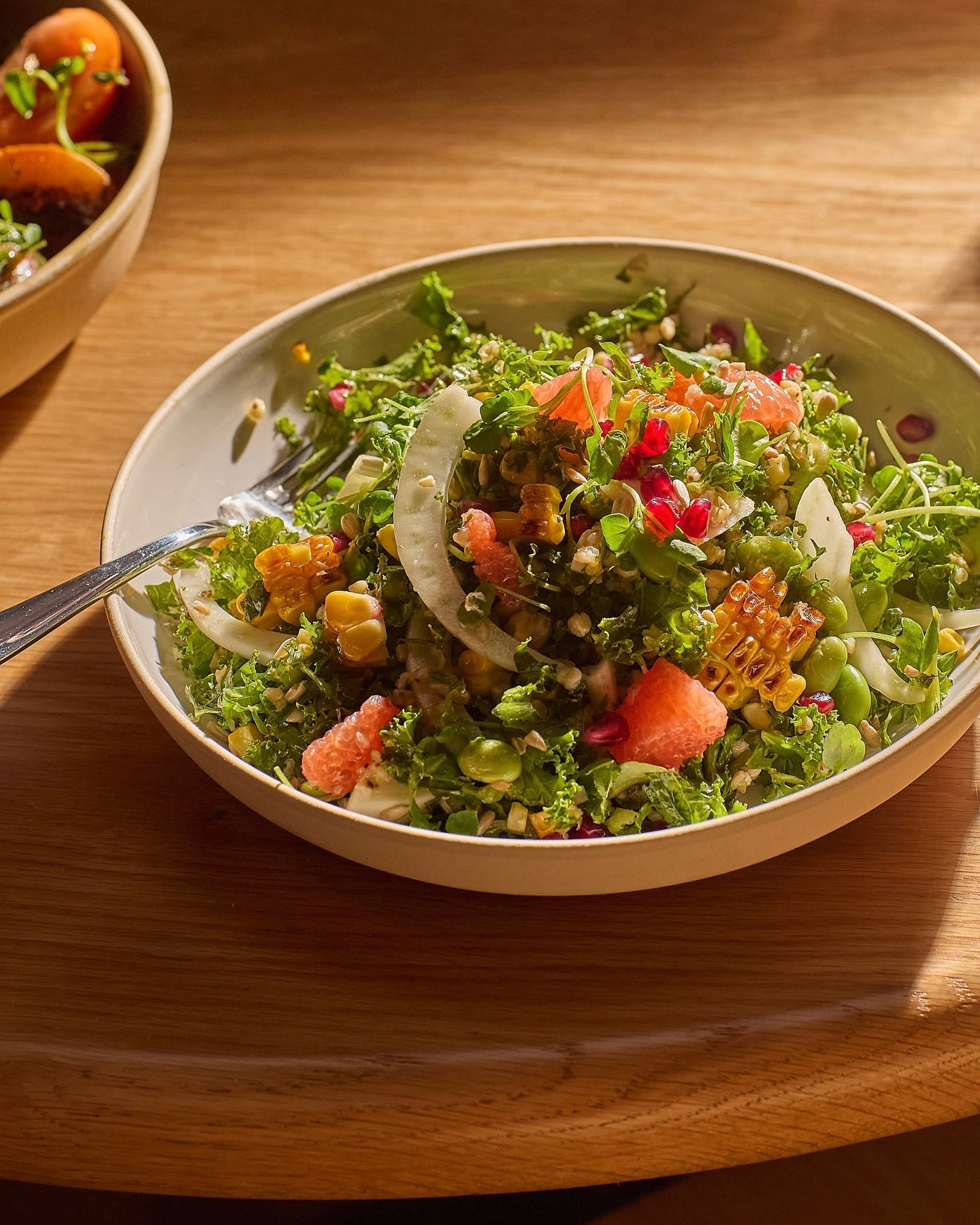 Superfood Solstice 🥗 

Summer in a bowl - our Superfood Salad is packed with goodness and vibrant colour. 🌞 

A mix of shredded kale, fennel, grilled 🌽, pink grapefruit and pomegranate all tossed in a refreshing orange dressing. 

The perfect ligh