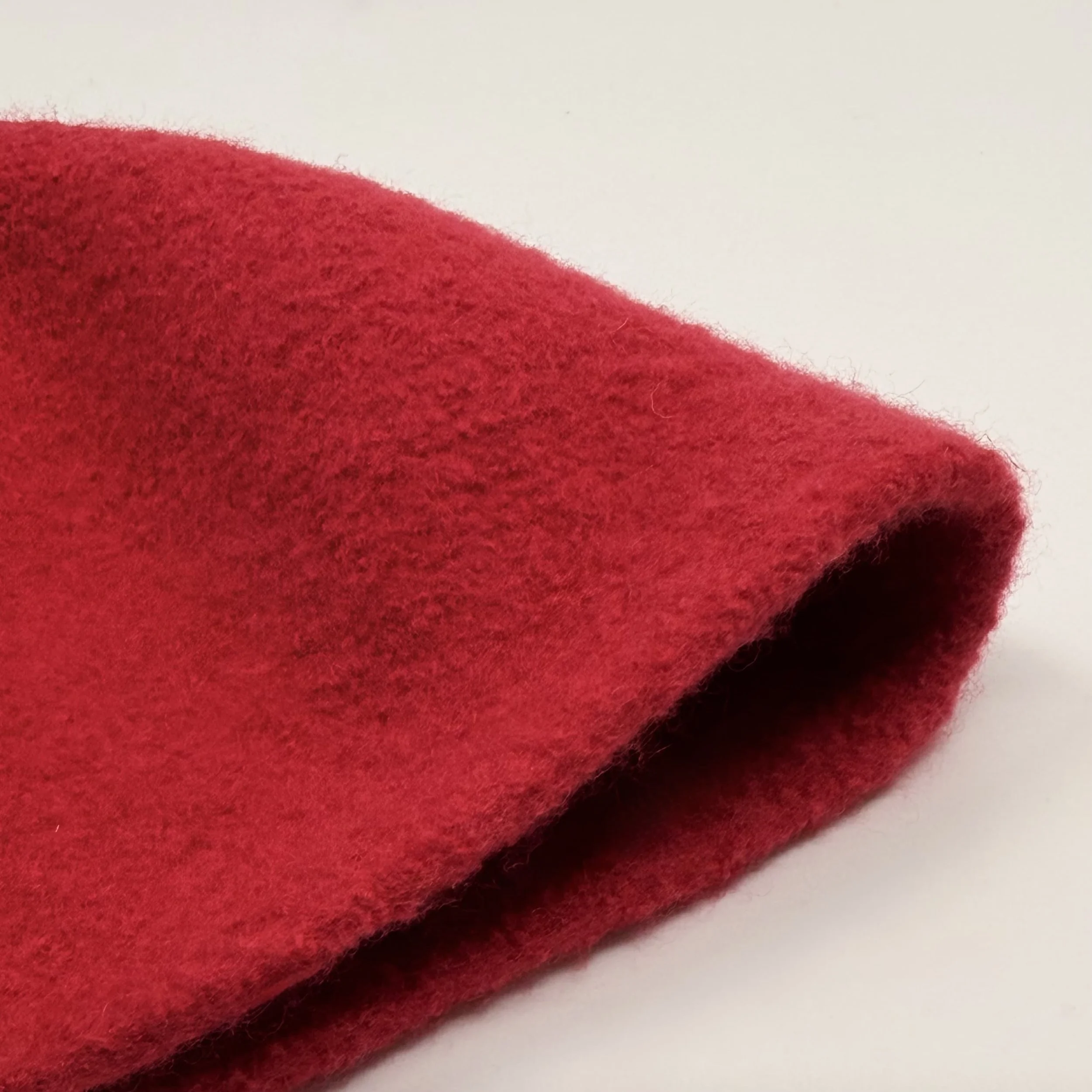 Bondon wool cashmere cap in Fire Red, detail view