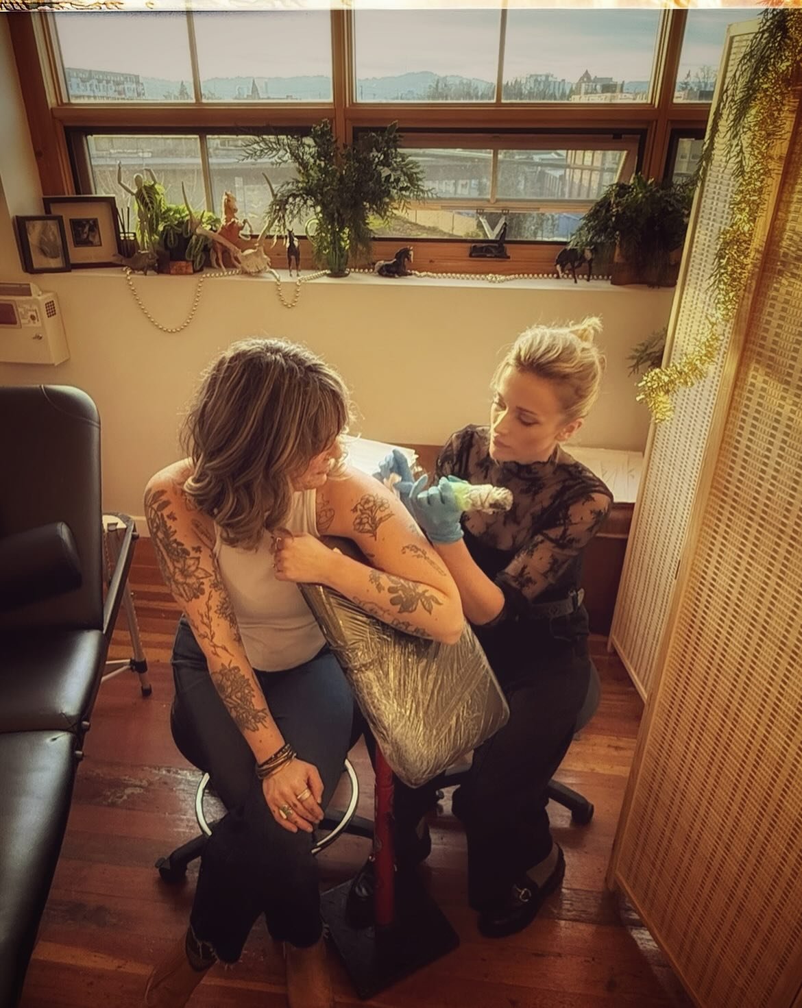 The TLDR: Thank you everyone. I had so much fun and I hope you did too!

Thank you so much to all of those who came out to my first holiday event at my studio!! I am so filled with gratitude to have shared time and space with so many of my clients an