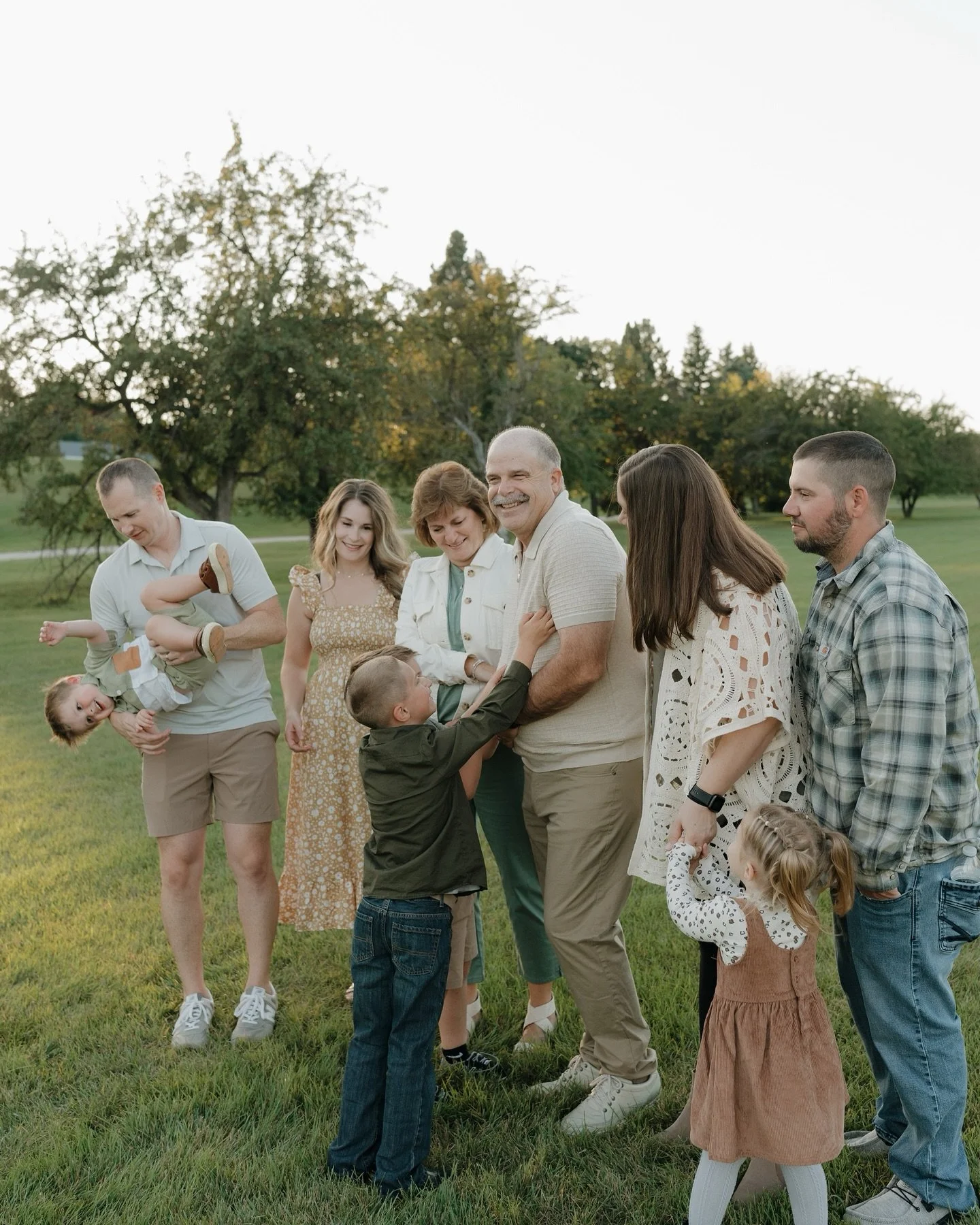 The Clarks 🤍 Getting everyone together for photos is so, so special!

#grandforksphotographer #grandforksfamilyphotographer #northdakotaphotographer #northdakotafamilyphotographer