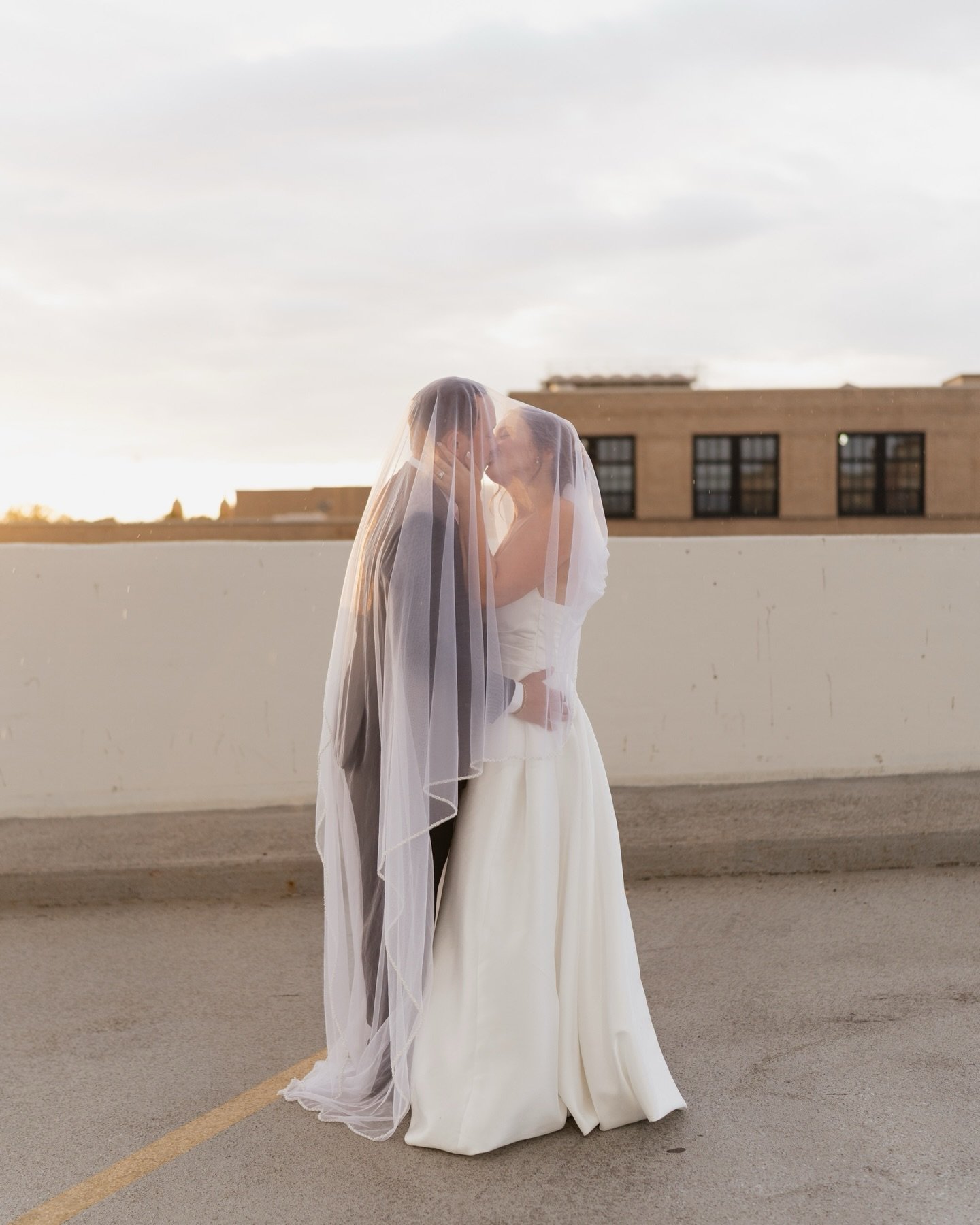 A few moments from an August wedding I second shot 🤍 Intentionally stepping into more wedding work and excited for what&rsquo;s ahead. Now booking weddings!

Second shot for @alexasteenphoto 🤍

#grandforksweddingphotographer #northdakotawedding #gr