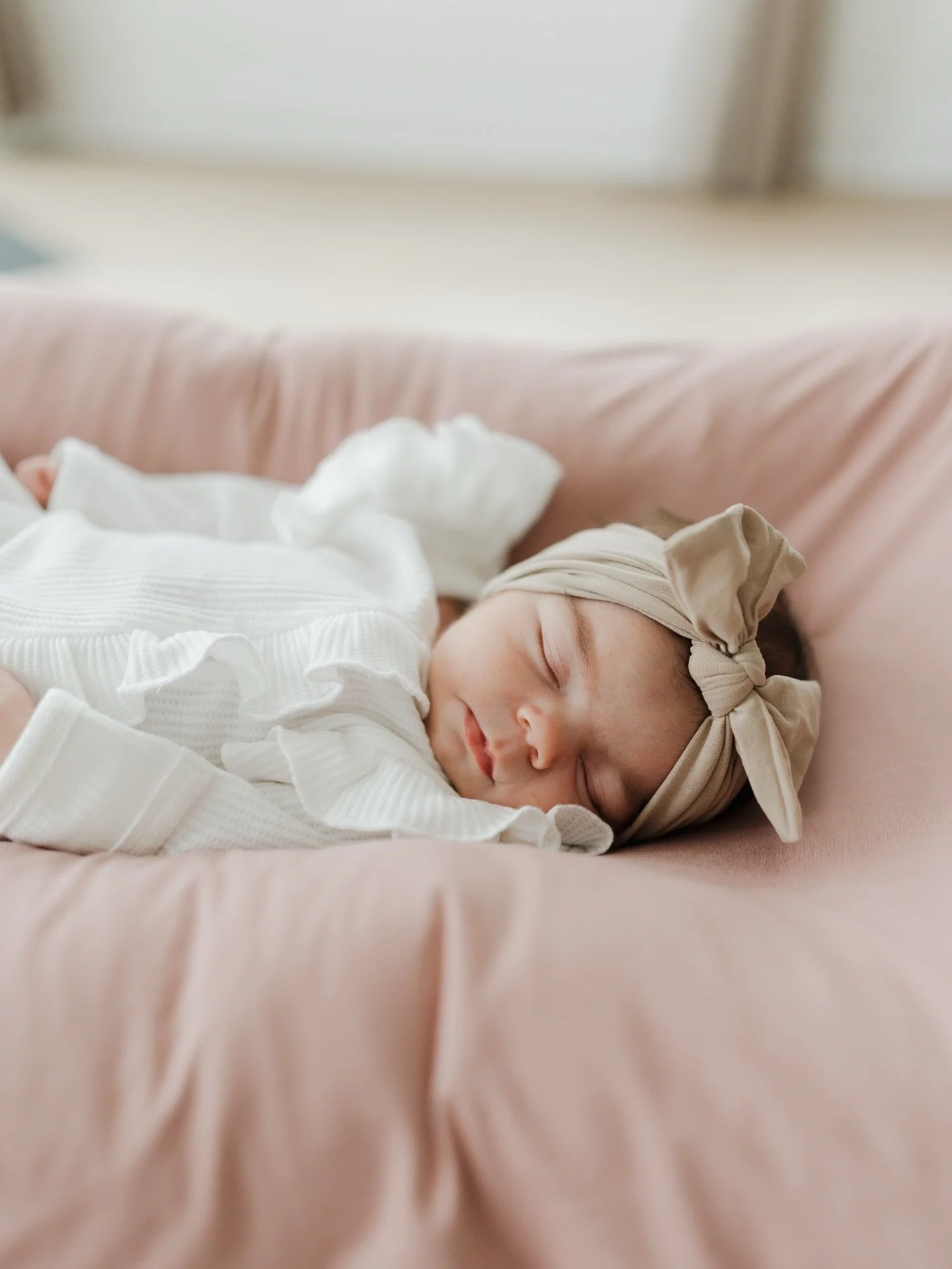 Some of the sweetest moments from a January newborn session I couldn&rsquo;t keep to myself any longer 💌

#grandforksphotographer #grandforksnewbornphotographer #northdakotaphotographer #minnesotaphotographer #minnesotanewbornphotographer