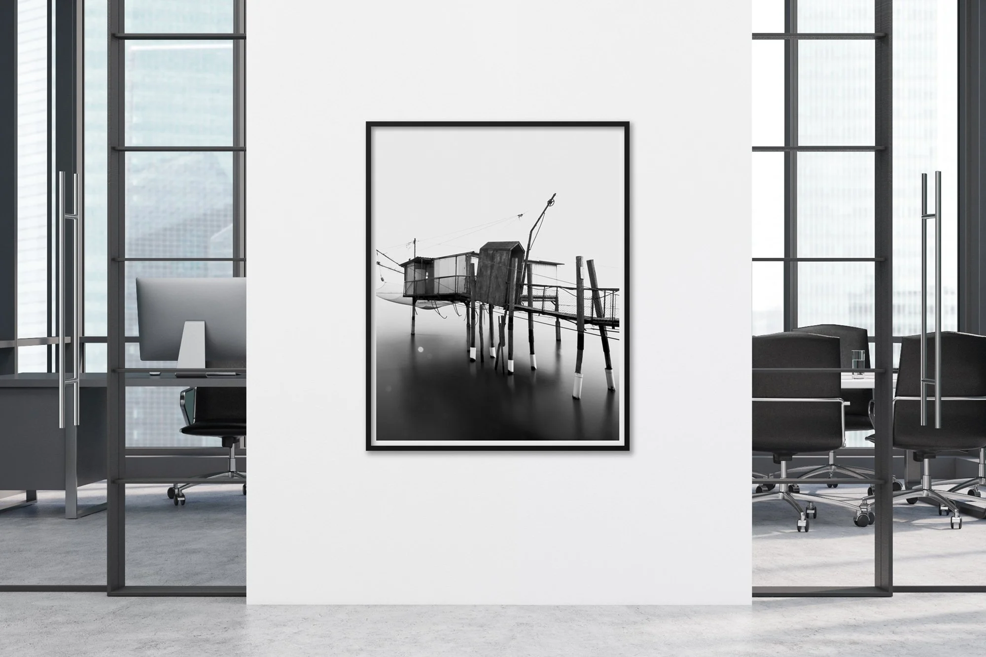 Schwarz-weiß-Fotografie einer Fischerhütte vom PO Delta auf dem Wasser, aufgehängt an einer weißen Wand in einem modernen Büro.