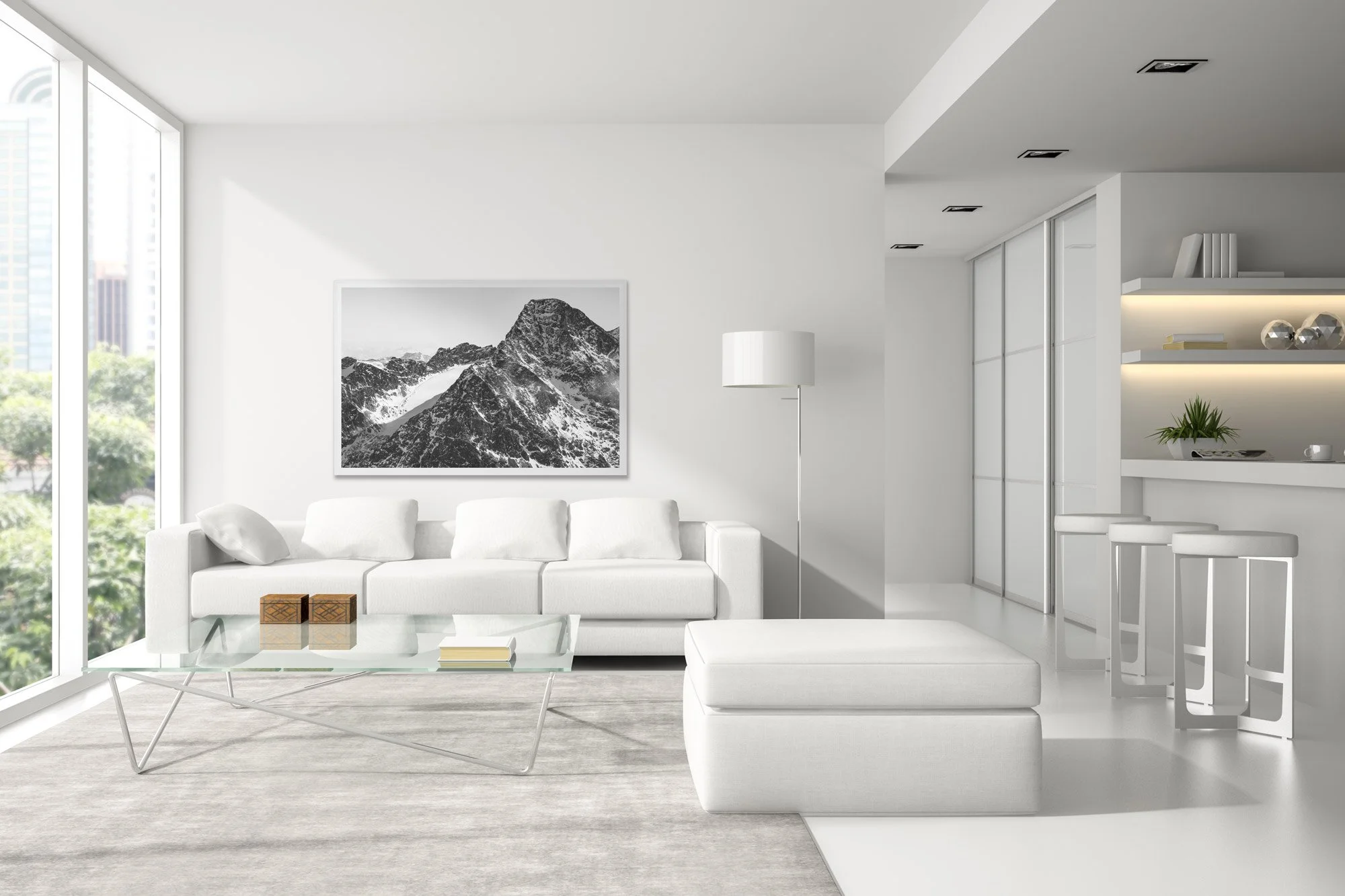 Ein modernes, weißes Wohnzimmer mit großen Fenstern, einem weißen Sofa, einem stilvollen Glas-Couchtisch, einem Wandbild eines Berges, einem weißen Ottomane, einer Stehlampe und einer Bar mit Hockern im Hintergrund.