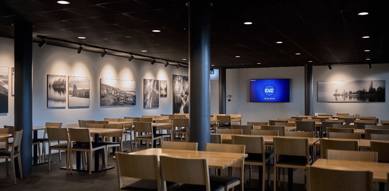 Restaurant Tugium in der OYM hall in Zug. mit 11 Wandbildern aus dem Kanton Zug.