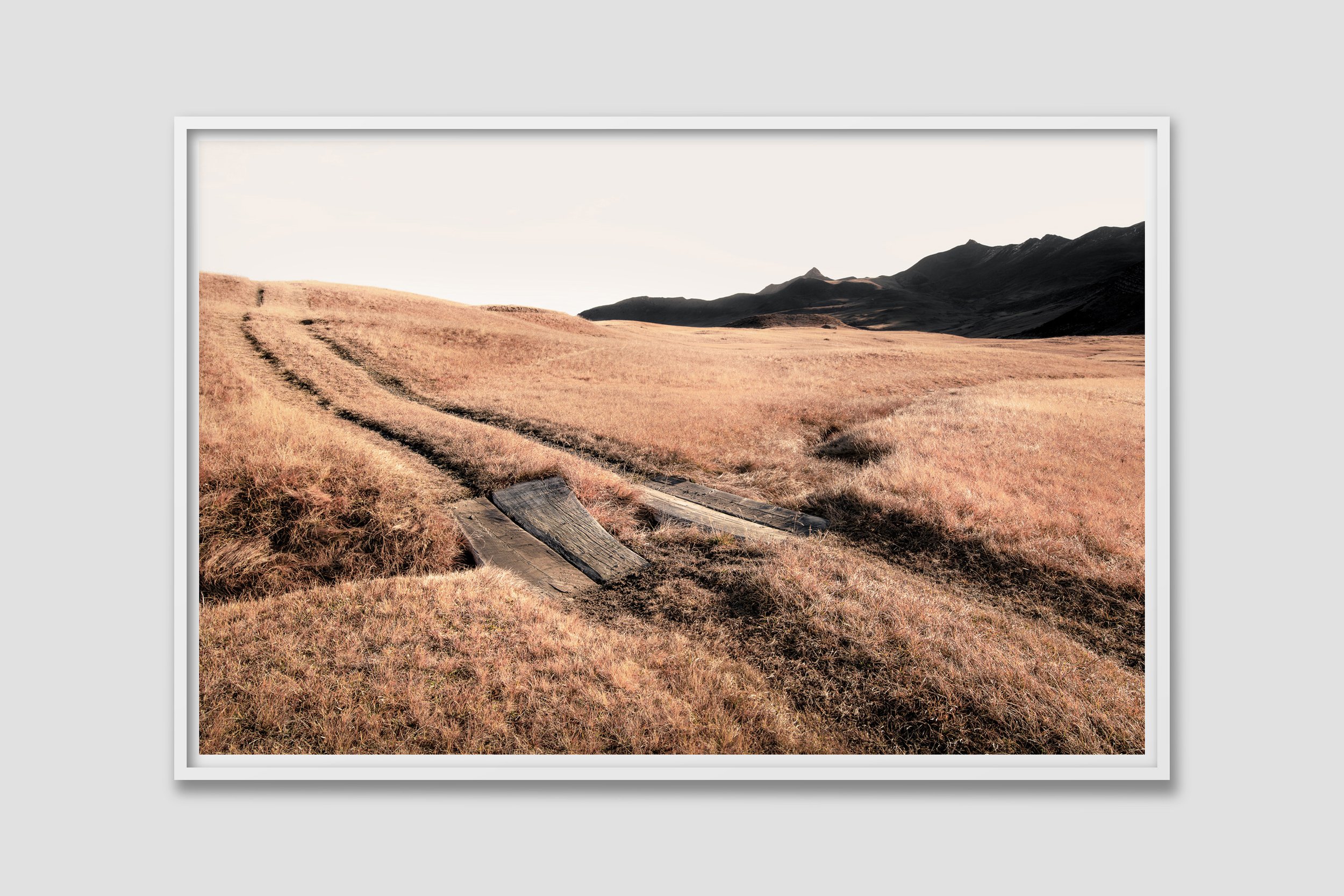 LAND 10 - white frame