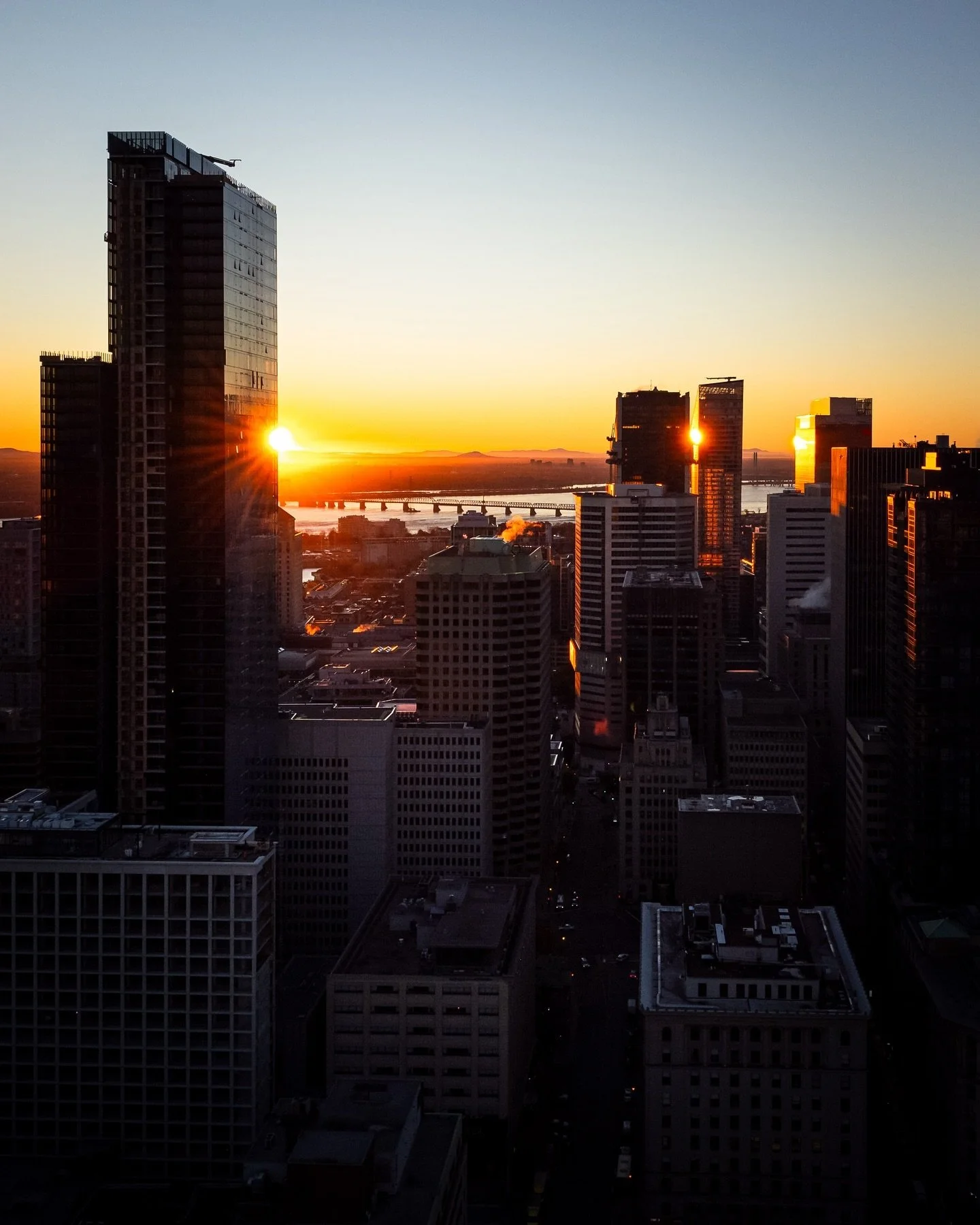 Bonjour Novembre 👋🏻

Et voil&agrave;, Halloween est pass&eacute;, les derni&egrave;res feuilles d&rsquo;automne tombent et l&rsquo;Hiver Qu&eacute;b&eacute;cois s&rsquo;installe doucement. Avec le changement d&rsquo;heure, la nuit fait son entr&eac