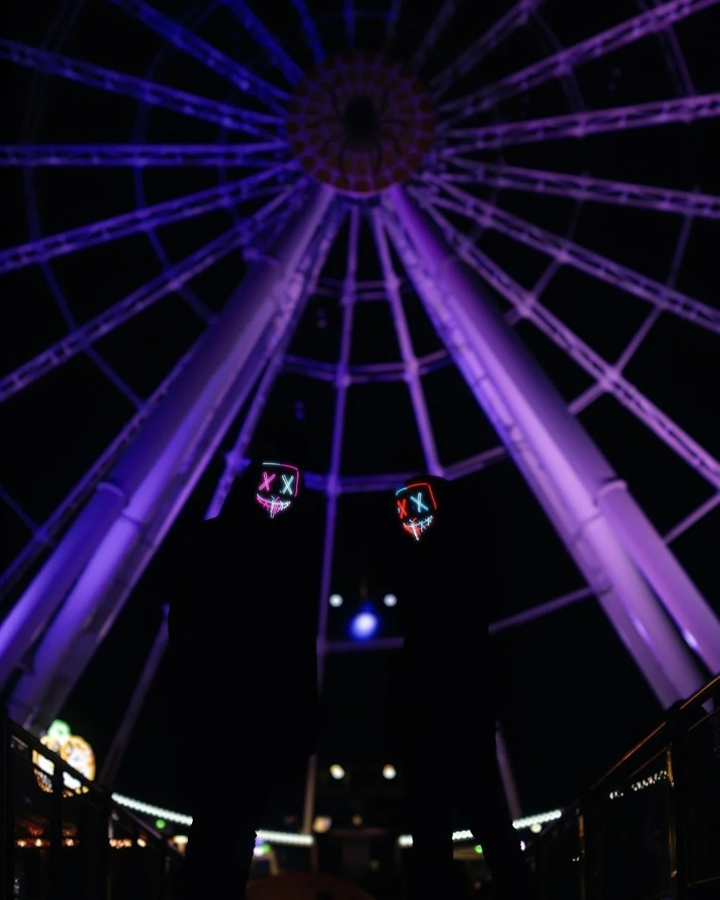 🇫🇷Quelle est votre photographie pr&eacute;f&eacute;r&eacute;e?

Sp&eacute;cial Halloween 🎃👻 
Oserez-vous sortir demain soir? 
Petite s&eacute;rie au @vieuxportmtl et @lagranderouedemontreal avec les gars 🧌
Sous les masques lumineux: @dyljayy et 