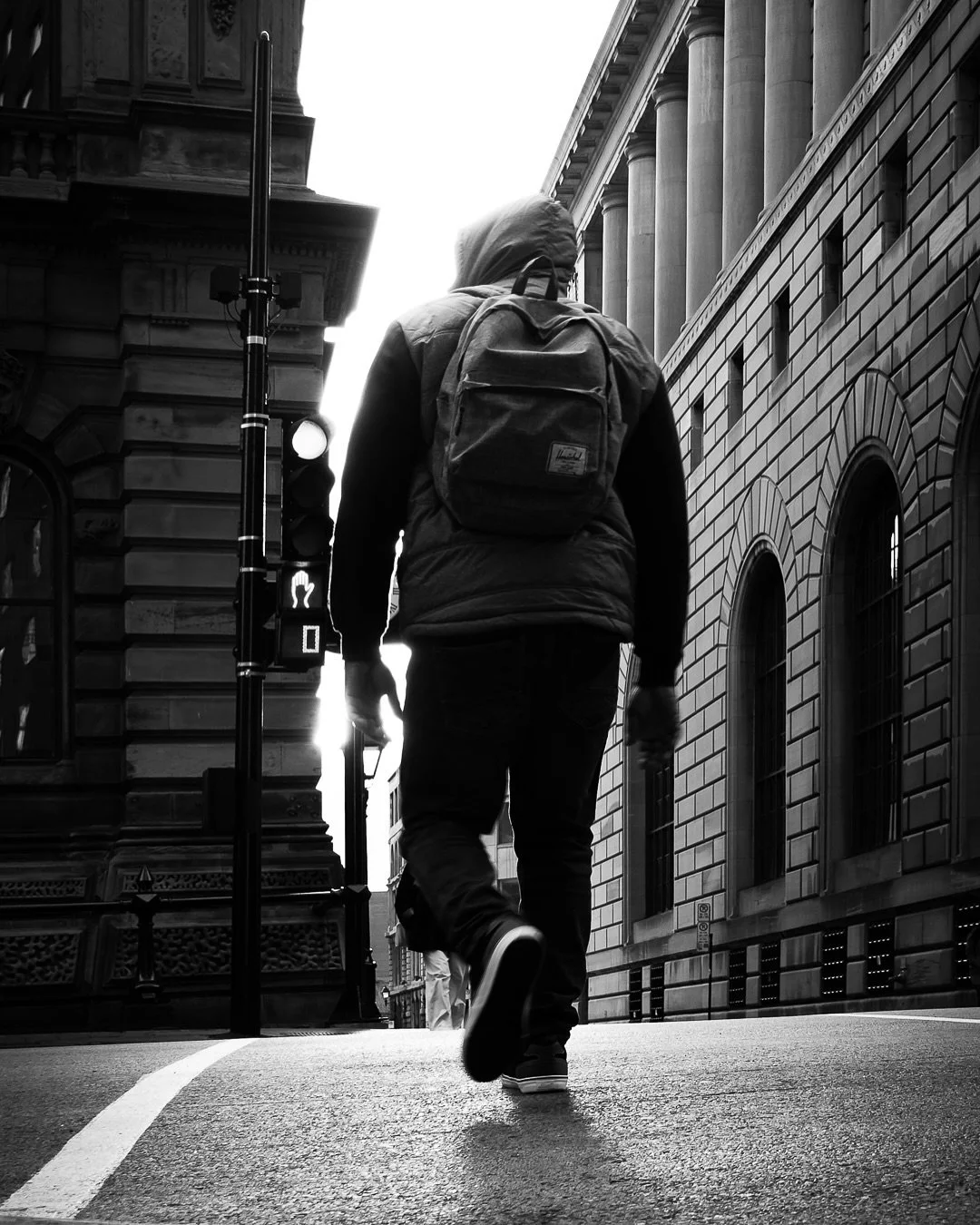 Montr&eacute;al en noir&amp;blanc 📸

C&rsquo;est assez rare que je publie de la photographie de rue et encore plus de monochrome par ici mais j&rsquo;aime beaucoup &ccedil;a 😁 

Je me laisse influencer par @dyljayy 🤫 

Tu en penses quoi?