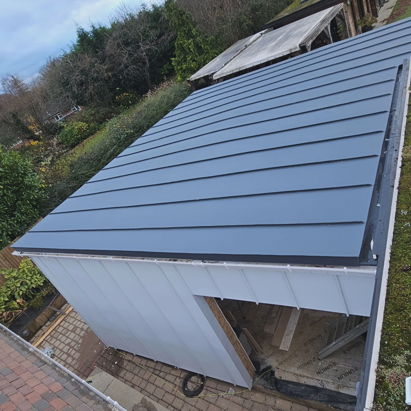 Lovely rear extension recently completed from our team in Tonbridge using Greencoat PLX Snow White for the vertical and Anthracite Grey for the roof. Working in cooperation with South East Zinc Roofing. Supplier  @kentroofingsupplies #zincroof #zincr