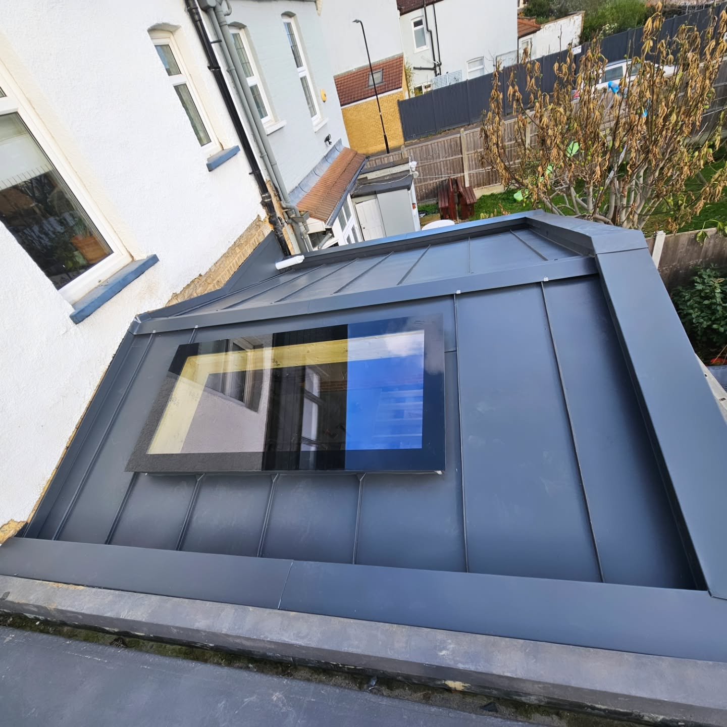 Lovely back extension recently completed by our team in Leytonstone using @greencoat.steel Mountain Grey. Supplier @themetalroofco #zincroof #zinccapping #roofing #zincextension