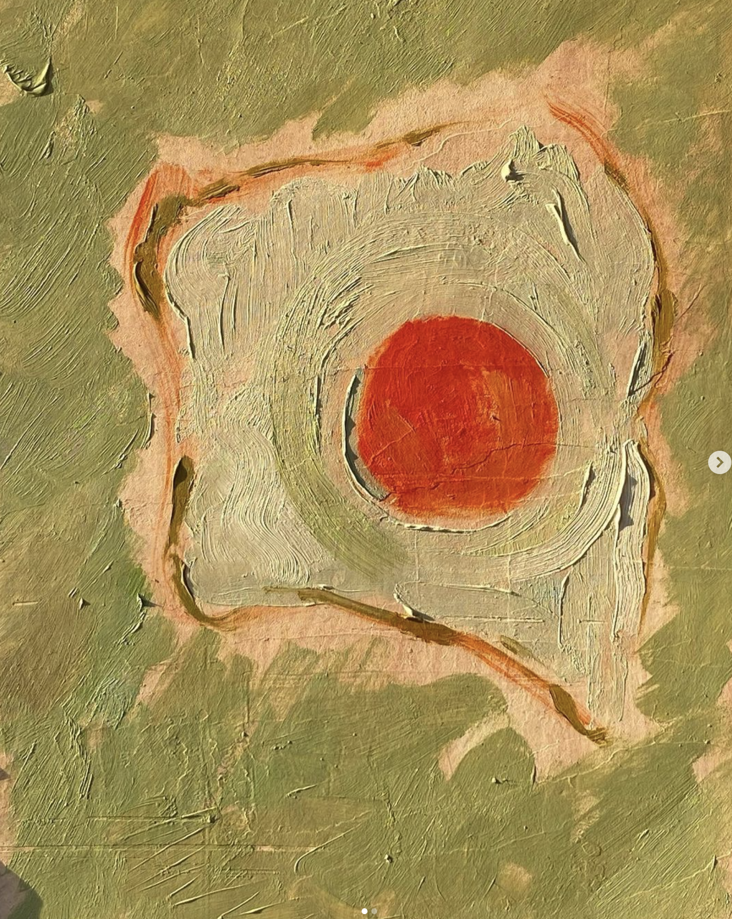 Pintura abstracta con fondo verde, formas blancas y un centro rojo anaranjado.